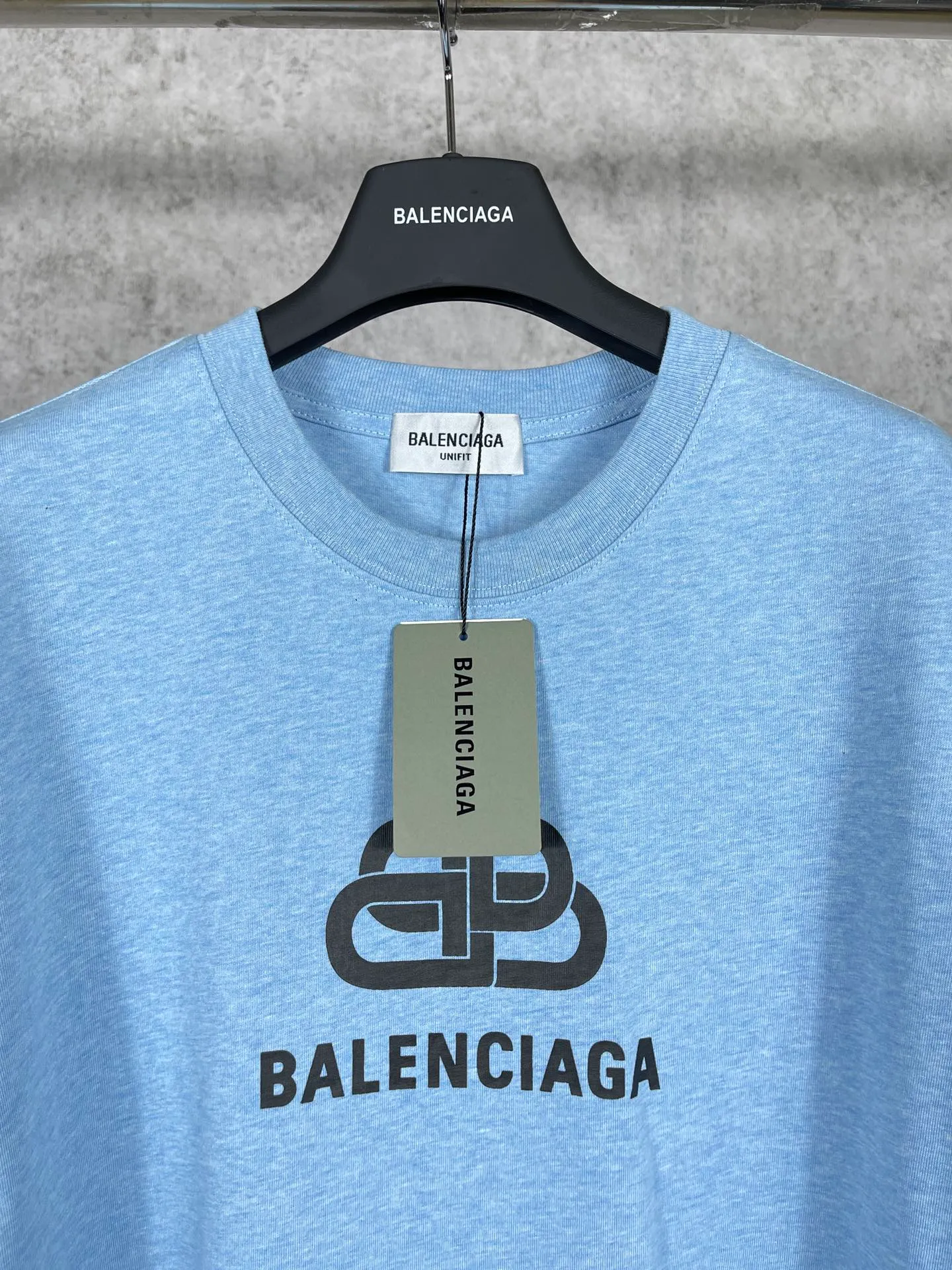 🅿️170 real photos [Top version. Official website quality] BALENCI*GA/Paris. Classic style. SS22 #balenci*ga lock letter LOGO short-sleeved T-shirt. Brick cabinet synchronization.                       The fabric is made of Paris ZP custom-woven and dyed 100% double yarn compact cotton. The weight is 260 grams. The cloth surface is clean. The cloth pattern is clear, soft and comfortable. The threads are dyed with no color difference. The classic pattern is printed with environmentally friendly imported materials, precision printing mesh, the letters are clear, the effect is three-dimensional, and the brick cabinet is restored. The version adopts the OS loose shoulder design. Same style for men and women. Code: BL223051 Color: Black. White. Hualan Size: XS S M L