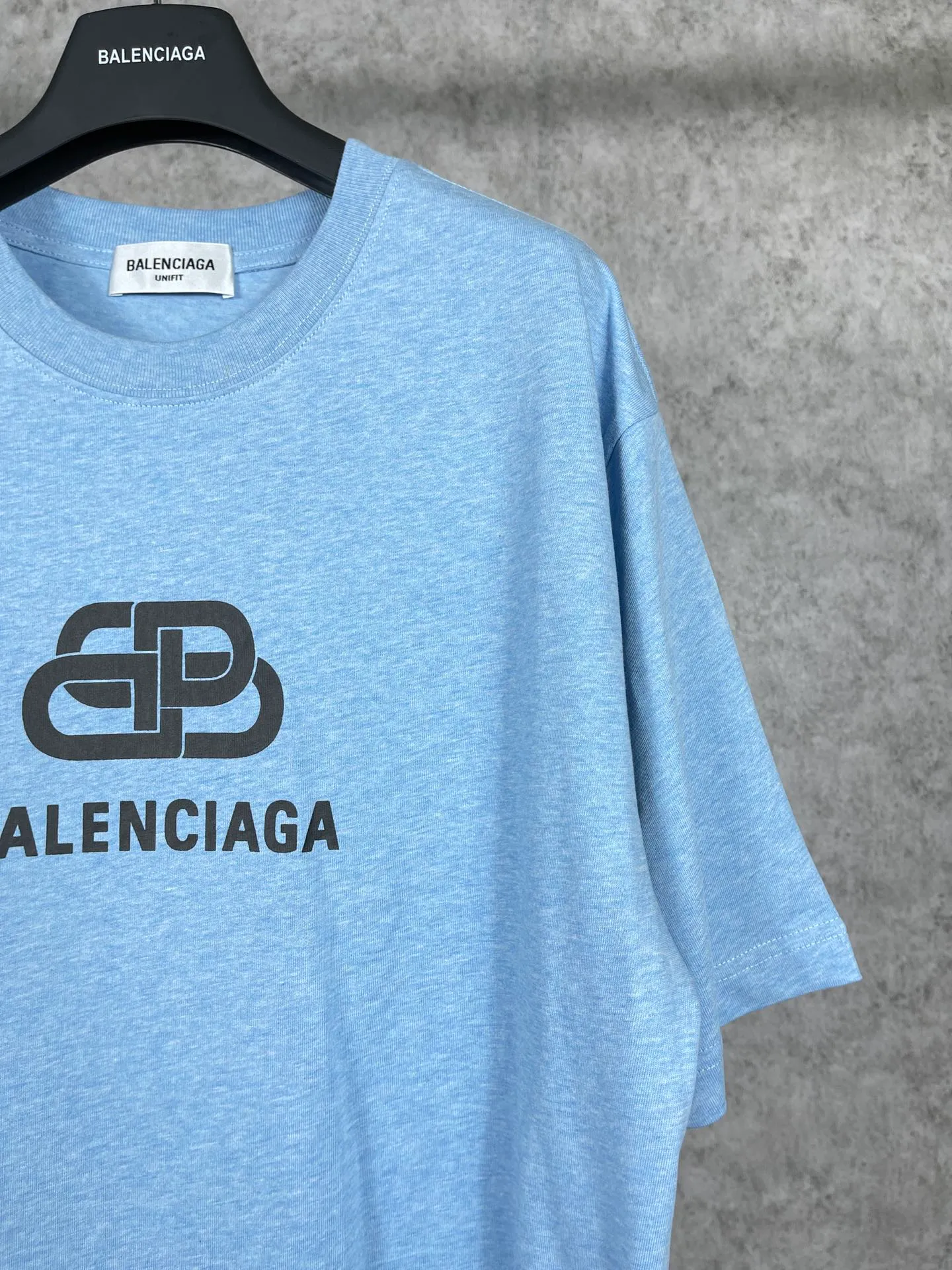 🅿️170 real photos [Top version. Official website quality] BALENCI*GA/Paris. Classic style. SS22 #balenci*ga lock letter LOGO short-sleeved T-shirt. Brick cabinet synchronization.                       The fabric is made of Paris ZP custom-woven and dyed 100% double yarn compact cotton. The weight is 260 grams. The cloth surface is clean. The cloth pattern is clear, soft and comfortable. The threads are dyed with no color difference. The classic pattern is printed with environmentally friendly imported materials, precision printing mesh, the letters are clear, the effect is three-dimensional, and the brick cabinet is restored. The version adopts the OS loose shoulder design. Same style for men and women. Code: BL223051 Color: Black. White. Hualan Size: XS S M L