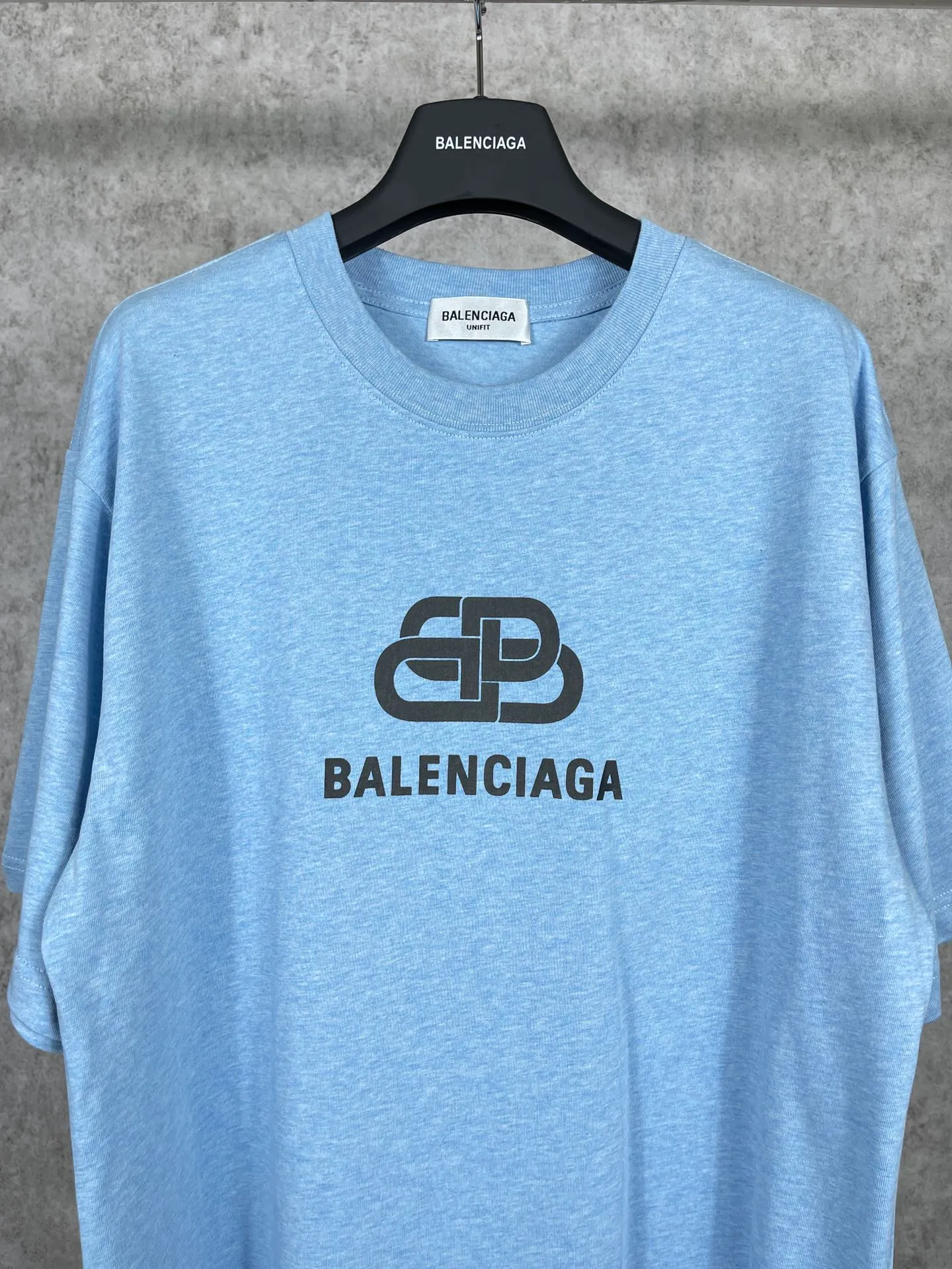 🅿️170 real photos [Top version. Official website quality] BALENCI*GA/Paris. Classic style. SS22 #balenci*ga lock letter LOGO short-sleeved T-shirt. Brick cabinet synchronization.                       The fabric is made of Paris ZP custom-woven and dyed 100% double yarn compact cotton. The weight is 260 grams. The cloth surface is clean. The cloth pattern is clear, soft and comfortable. The threads are dyed with no color difference. The classic pattern is printed with environmentally friendly imported materials, precision printing mesh, the letters are clear, the effect is three-dimensional, and the brick cabinet is restored. The version adopts the OS loose shoulder design. Same style for men and women. Code: BL223051 Color: Black. White. Hualan Size: XS S M L