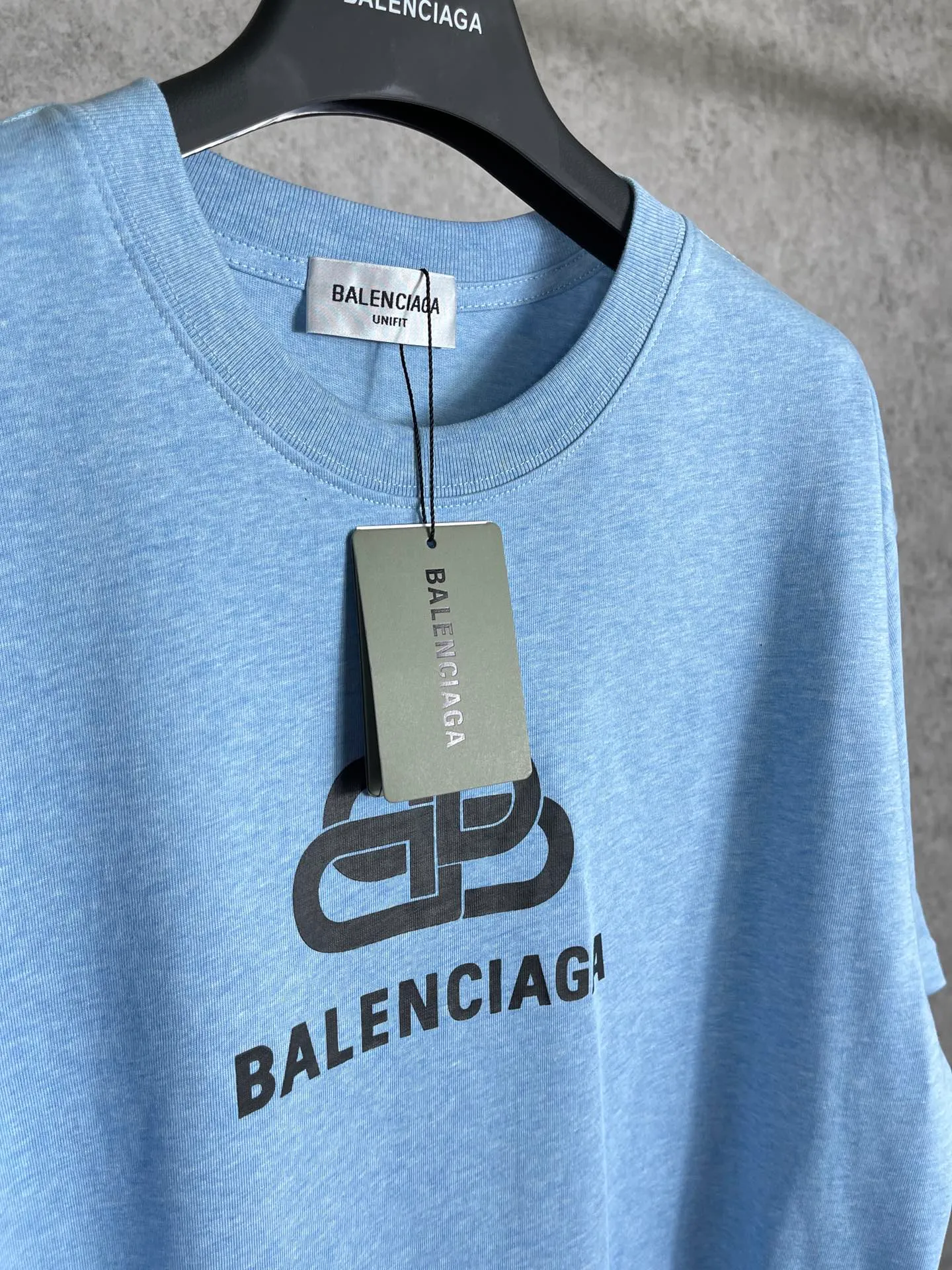 🅿️170 real photos [Top version. Official website quality] BALENCI*GA/Paris. Classic style. SS22 #balenci*ga lock letter LOGO short-sleeved T-shirt. Brick cabinet synchronization.                       The fabric is made of Paris ZP custom-woven and dyed 100% double yarn compact cotton. The weight is 260 grams. The cloth surface is clean. The cloth pattern is clear, soft and comfortable. The threads are dyed with no color difference. The classic pattern is printed with environmentally friendly imported materials, precision printing mesh, the letters are clear, the effect is three-dimensional, and the brick cabinet is restored. The version adopts the OS loose shoulder design. Same style for men and women. Code: BL223051 Color: Black. White. Hualan Size: XS S M L