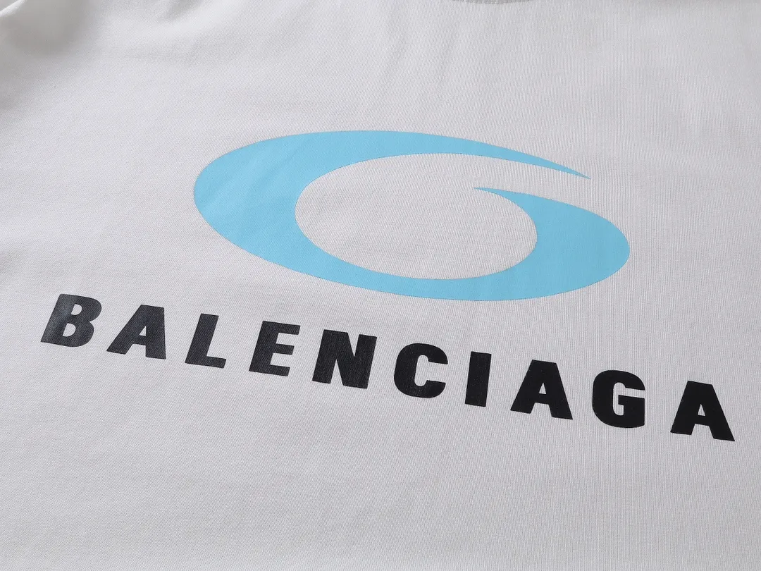 🅿️180 real photos [Top version. Official website quality] BALENCI*GA/Paris. SS24 latest model, LOOP SPORTS ICON printed short-sleeved T-shirt. Brick cabinet synchronization. Genuine product developed at the first time, happy to print and compare! The fabric is made of Paris ZP custom-woven and dyed cotton double yarn. Weighing 260 grams, the cloth surface is clean. The cloth pattern is clear, soft and comfortable. The threads are dyed with no color difference. The printing uses environmentally friendly imported materials. The letters are clear and the effect is three-dimensional. The version adopts OS loose shoulder design. Same style for men and women. Code: BL223605 Color: off-white, black Size: XS S M L