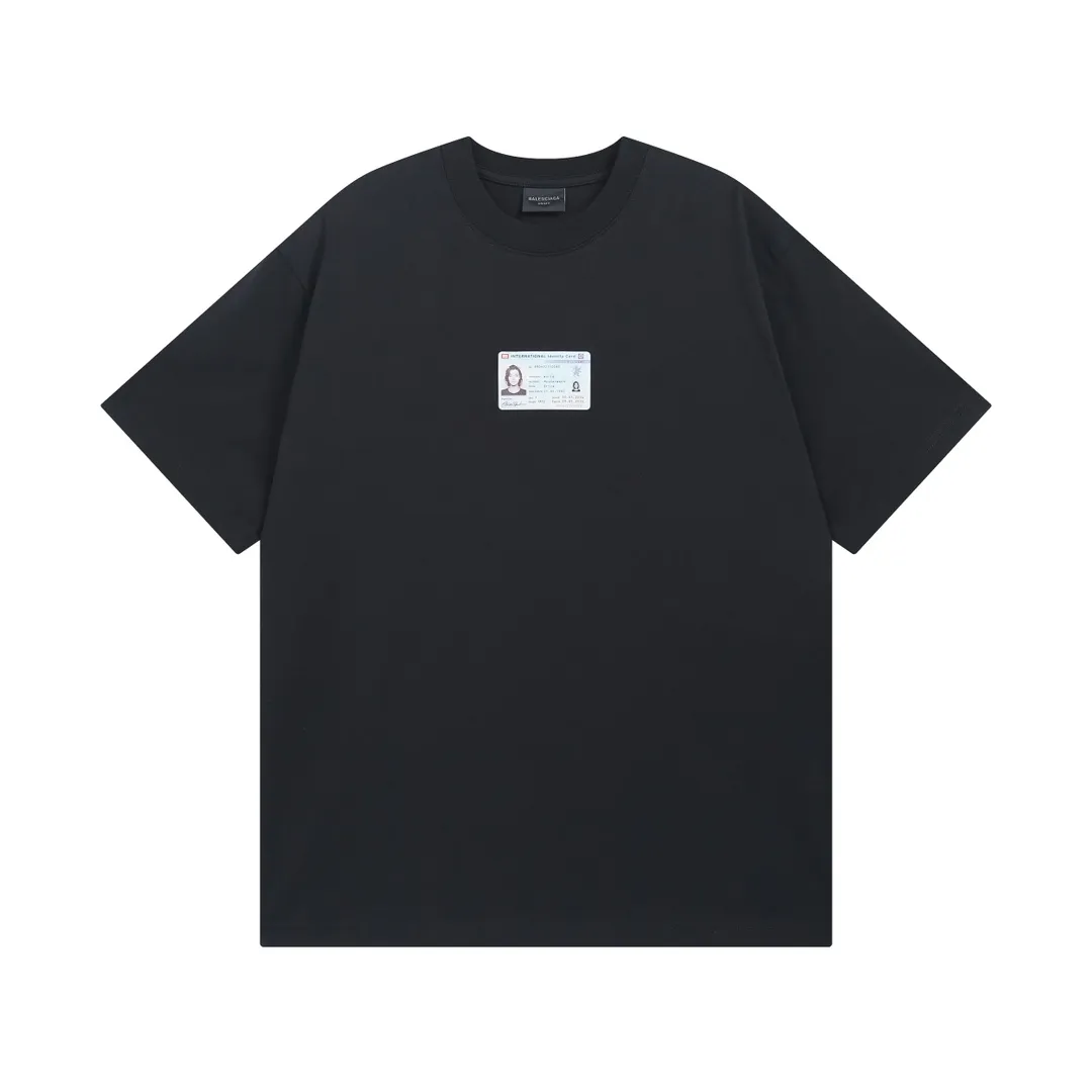 🅿️180 real photos [Top version. Official website quality] BALENC*GA/Paris.SS25 latest ID card digitally printed short-sleeved T-shirt. Brick cabinets are synchronized. Genuine products are developed at the first time. The fabric is made of Paris ZP custom-woven and dyed cotton double yarn. Weighing 260 grams, the cloth surface is clean. The cloth pattern is clear, soft and comfortable. The threads are dyed with no color difference. The printing uses environmentally friendly imported materials and Kangli digital printing. The letters are clear and the effect is three-dimensional. The version adopts OS loose shoulder design. Same style for men and women. Code: BL253625 Color: Black Size: XS S M L