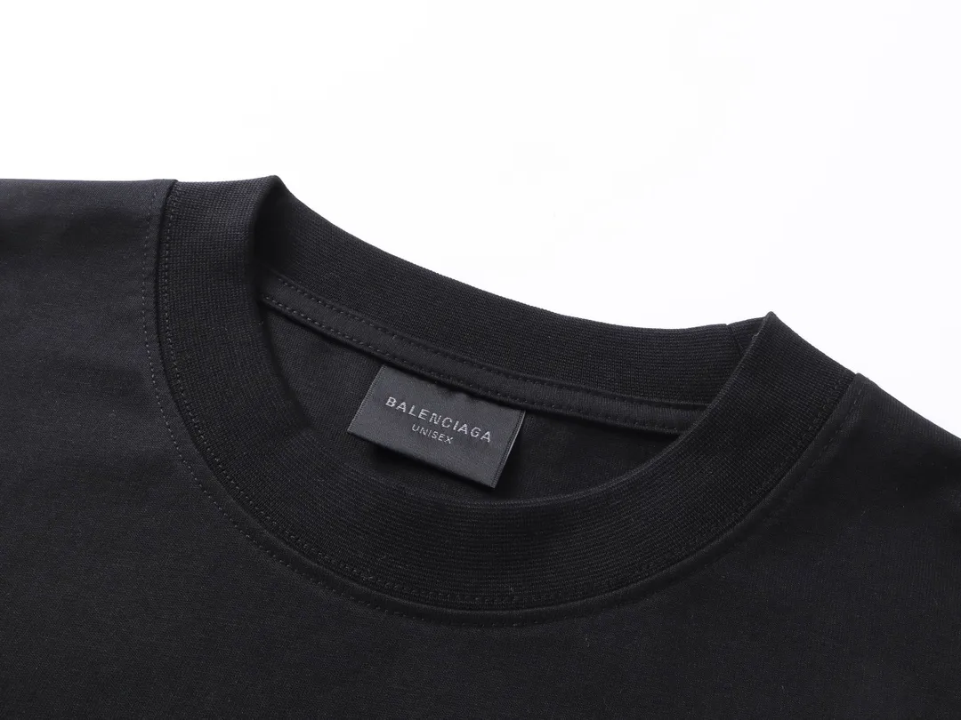 🅿️180 real photos [Top version. Official website quality] BALENC*GA/Paris.SS25 latest ID card digitally printed short-sleeved T-shirt. Brick cabinets are synchronized. Genuine products are developed at the first time. The fabric is made of Paris ZP custom-woven and dyed cotton double yarn. Weighing 260 grams, the cloth surface is clean. The cloth pattern is clear, soft and comfortable. The threads are dyed with no color difference. The printing uses environmentally friendly imported materials and Kangli digital printing. The letters are clear and the effect is three-dimensional. The version adopts OS loose shoulder design. Same style for men and women. Code: BL253625 Color: Black Size: XS S M L