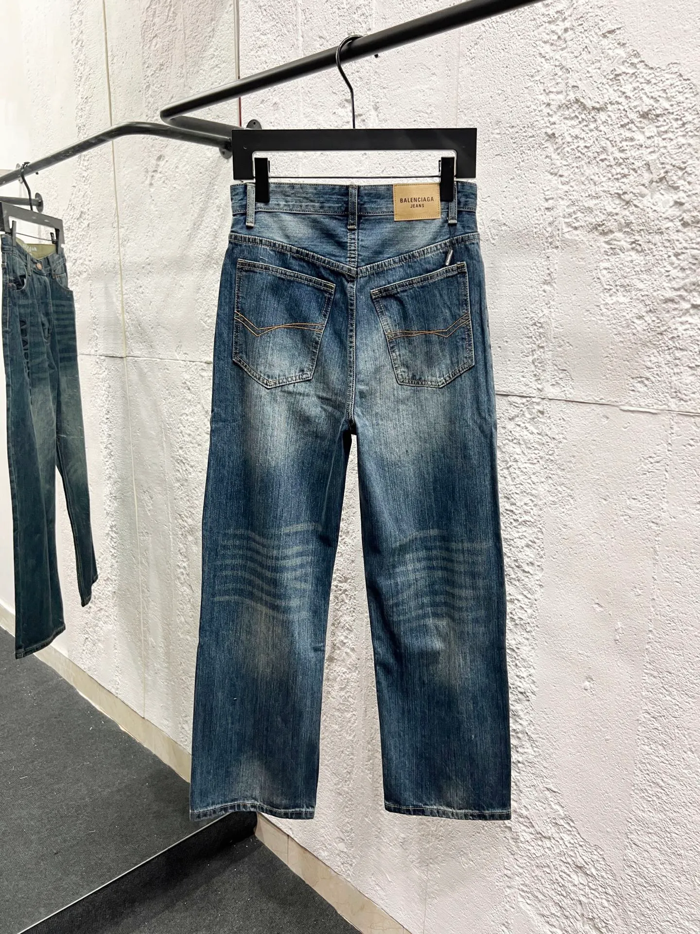 🅿️260 Style No.: H974 Balenciaga & BALENCIAGA’s new classic jeans with embroidered bamboo logo on the side of the thigh use unique technology to perfectly interpret the dreamy colors of the Northern Lights. Each pair of jeans is unique and colorful, as if the mystery and beauty of the Northern Lights are worn on the body. The tie-dye process makes the color transition of the jeans natural and rich in layers, giving people an artistic visual enjoyment. Moreover, this process also makes the jeans softer and more comfortable, and they fit your body very well when worn, allowing you to show off your perfect body curves. They are made of high-quality denim fabric and carefully processed to have good wear resistance and durability. This new type of jeans uses tie-dye technology to interpret the dreamlike colors of the Northern Lights. It is not only fashionable and versatile, but also enhances your aura and becomes the focus of everyone's attention. Original goods, washed casual jeans, imported original washed stretch fabrics, comfortable and elastic, original hardware accessories decorated with logo, super correct version, extremely high grade, counter quality, fashionable and stylish upper body. The printing uses imported foam printing, customized buttons, YKK zippers. The complete set of accessories is customized in a one-to-one mold. Color: dark blue size: 30-32-34-36 (m-xxl)