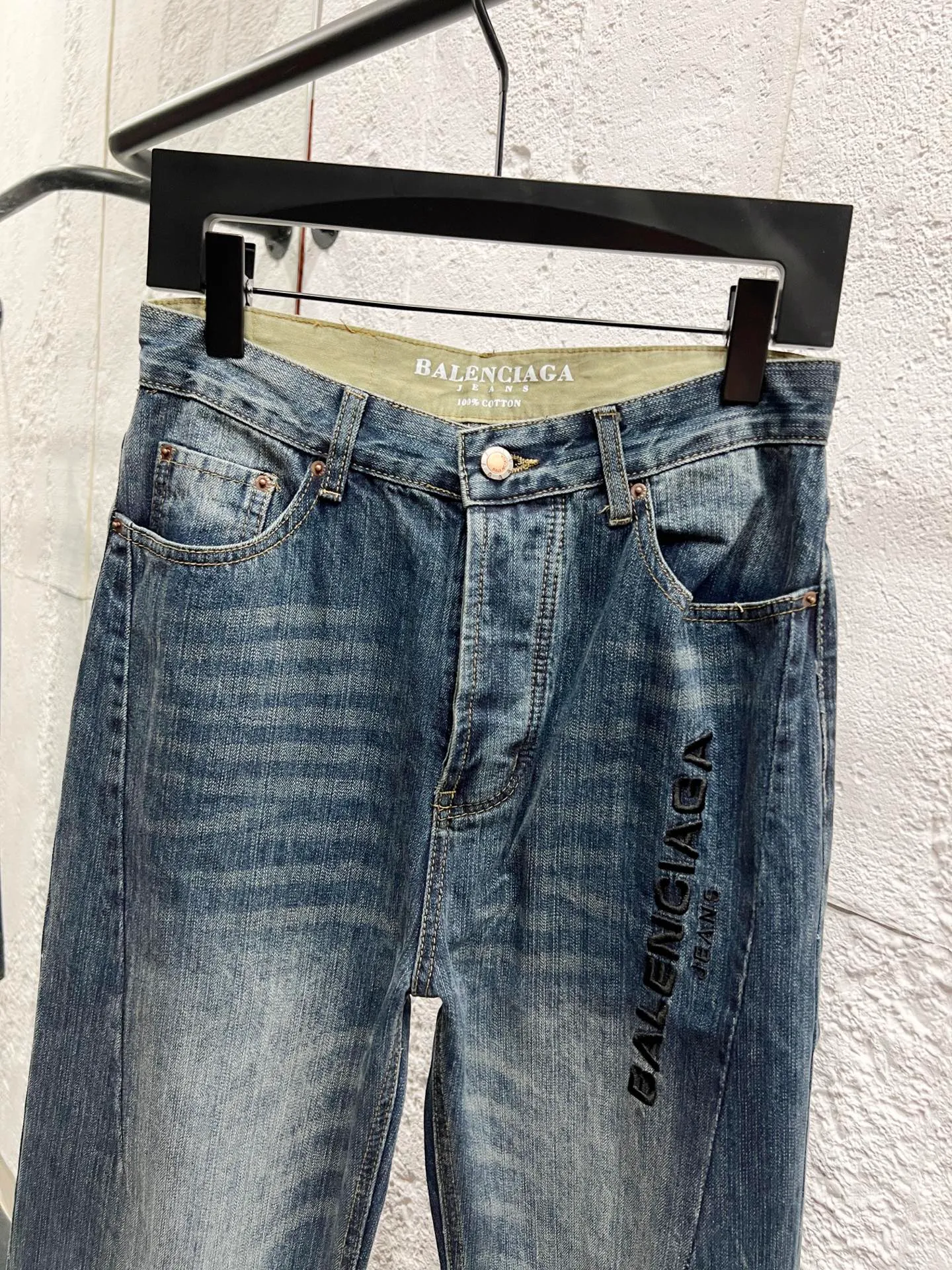 🅿️260 Style No.: H974 Balenciaga & BALENCIAGA’s new classic jeans with embroidered bamboo logo on the side of the thigh use unique technology to perfectly interpret the dreamy colors of the Northern Lights. Each pair of jeans is unique and colorful, as if the mystery and beauty of the Northern Lights are worn on the body. The tie-dye process makes the color transition of the jeans natural and rich in layers, giving people an artistic visual enjoyment. Moreover, this process also makes the jeans softer and more comfortable, and they fit your body very well when worn, allowing you to show off your perfect body curves. They are made of high-quality denim fabric and carefully processed to have good wear resistance and durability. This new type of jeans uses tie-dye technology to interpret the dreamlike colors of the Northern Lights. It is not only fashionable and versatile, but also enhances your aura and becomes the focus of everyone's attention. Original goods, washed casual jeans, imported original washed stretch fabrics, comfortable and elastic, original hardware accessories decorated with logo, super correct version, extremely high grade, counter quality, fashionable and stylish upper body. The printing uses imported foam printing, customized buttons, YKK zippers. The complete set of accessories is customized in a one-to-one mold. Color: dark blue size: 30-32-34-36 (m-xxl)