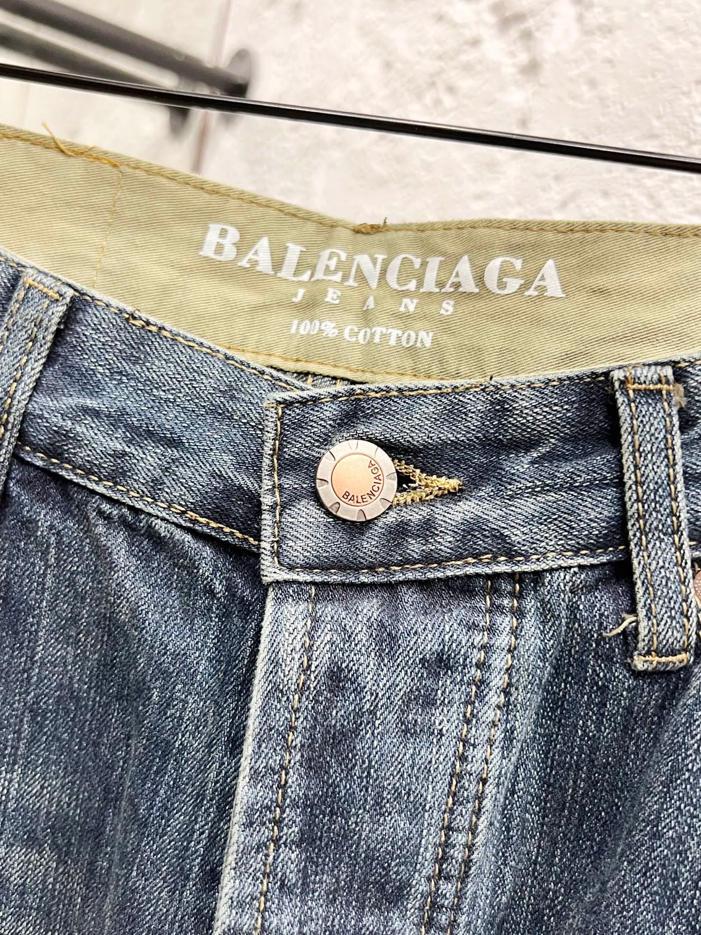 🅿️260 Style No.: H974 Balenciaga & BALENCIAGA’s new classic jeans with embroidered bamboo logo on the side of the thigh use unique technology to perfectly interpret the dreamy colors of the Northern Lights. Each pair of jeans is unique and colorful, as if the mystery and beauty of the Northern Lights are worn on the body. The tie-dye process makes the color transition of the jeans natural and rich in layers, giving people an artistic visual enjoyment. Moreover, this process also makes the jeans softer and more comfortable, and they fit your body very well when worn, allowing you to show off your perfect body curves. They are made of high-quality denim fabric and carefully processed to have good wear resistance and durability. This new type of jeans uses tie-dye technology to interpret the dreamlike colors of the Northern Lights. It is not only fashionable and versatile, but also enhances your aura and becomes the focus of everyone's attention. Original goods, washed casual jeans, imported original washed stretch fabrics, comfortable and elastic, original hardware accessories decorated with logo, super correct version, extremely high grade, counter quality, fashionable and stylish upper body. The printing uses imported foam printing, customized buttons, YKK zippers. The complete set of accessories is customized in a one-to-one mold. Color: dark blue size: 30-32-34-36 (m-xxl)