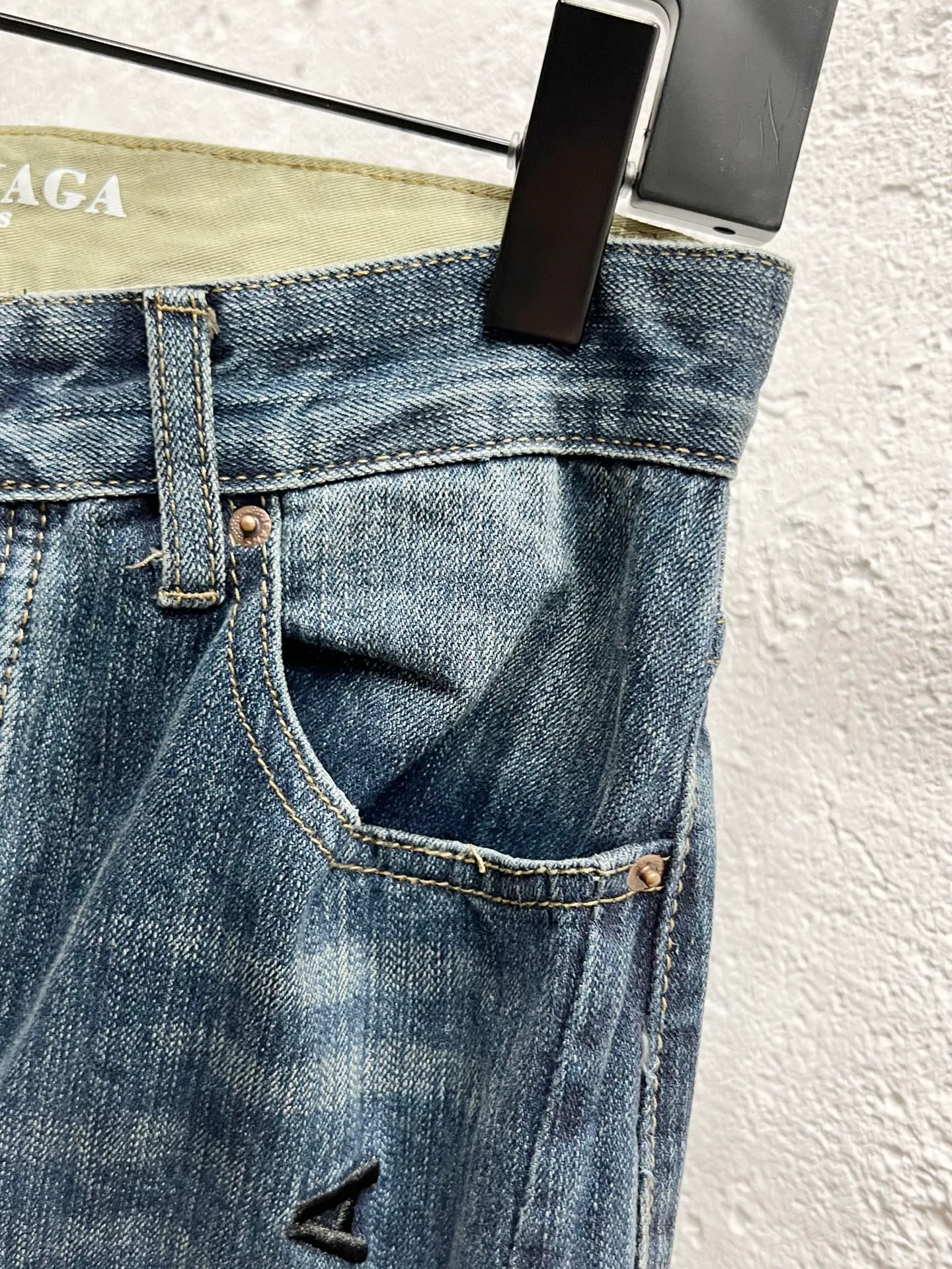 🅿️260 Style No.: H974 Balenciaga & BALENCIAGA’s new classic jeans with embroidered bamboo logo on the side of the thigh use unique technology to perfectly interpret the dreamy colors of the Northern Lights. Each pair of jeans is unique and colorful, as if the mystery and beauty of the Northern Lights are worn on the body. The tie-dye process makes the color transition of the jeans natural and rich in layers, giving people an artistic visual enjoyment. Moreover, this process also makes the jeans softer and more comfortable, and they fit your body very well when worn, allowing you to show off your perfect body curves. They are made of high-quality denim fabric and carefully processed to have good wear resistance and durability. This new type of jeans uses tie-dye technology to interpret the dreamlike colors of the Northern Lights. It is not only fashionable and versatile, but also enhances your aura and becomes the focus of everyone's attention. Original goods, washed casual jeans, imported original washed stretch fabrics, comfortable and elastic, original hardware accessories decorated with logo, super correct version, extremely high grade, counter quality, fashionable and stylish upper body. The printing uses imported foam printing, customized buttons, YKK zippers. The complete set of accessories is customized in a one-to-one mold. Color: dark blue size: 30-32-34-36 (m-xxl)