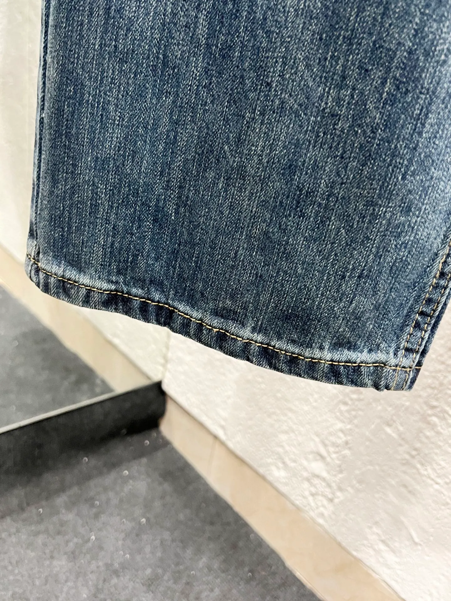 🅿️260 Style No.: H974 Balenciaga & BALENCIAGA’s new classic jeans with embroidered bamboo logo on the side of the thigh use unique technology to perfectly interpret the dreamy colors of the Northern Lights. Each pair of jeans is unique and colorful, as if the mystery and beauty of the Northern Lights are worn on the body. The tie-dye process makes the color transition of the jeans natural and rich in layers, giving people an artistic visual enjoyment. Moreover, this process also makes the jeans softer and more comfortable, and they fit your body very well when worn, allowing you to show off your perfect body curves. They are made of high-quality denim fabric and carefully processed to have good wear resistance and durability. This new type of jeans uses tie-dye technology to interpret the dreamlike colors of the Northern Lights. It is not only fashionable and versatile, but also enhances your aura and becomes the focus of everyone's attention. Original goods, washed casual jeans, imported original washed stretch fabrics, comfortable and elastic, original hardware accessories decorated with logo, super correct version, extremely high grade, counter quality, fashionable and stylish upper body. The printing uses imported foam printing, customized buttons, YKK zippers. The complete set of accessories is customized in a one-to-one mold. Color: dark blue size: 30-32-34-36 (m-xxl)