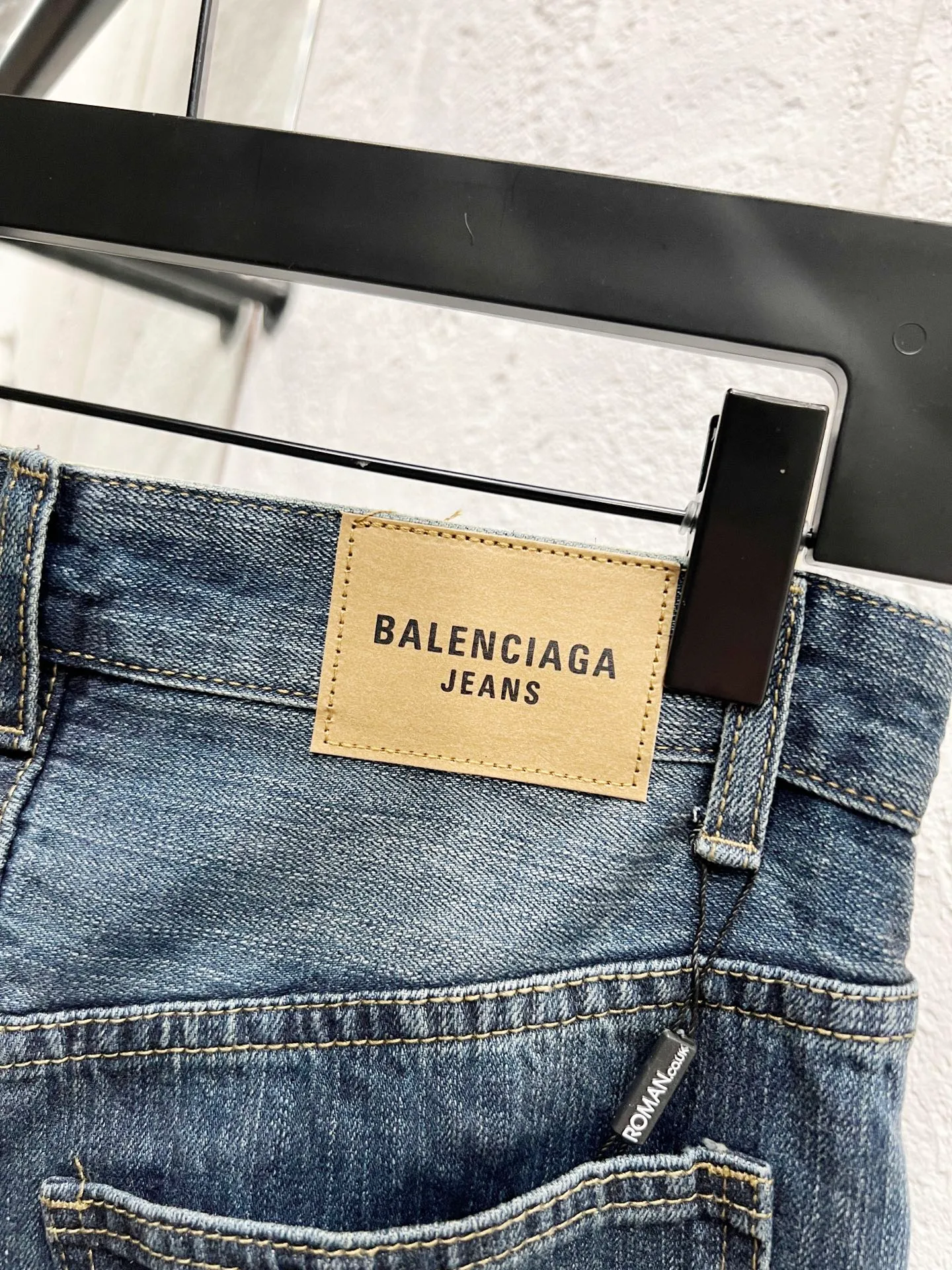 🅿️260 Style No.: H974 Balenciaga & BALENCIAGA’s new classic jeans with embroidered bamboo logo on the side of the thigh use unique technology to perfectly interpret the dreamy colors of the Northern Lights. Each pair of jeans is unique and colorful, as if the mystery and beauty of the Northern Lights are worn on the body. The tie-dye process makes the color transition of the jeans natural and rich in layers, giving people an artistic visual enjoyment. Moreover, this process also makes the jeans softer and more comfortable, and they fit your body very well when worn, allowing you to show off your perfect body curves. They are made of high-quality denim fabric and carefully processed to have good wear resistance and durability. This new type of jeans uses tie-dye technology to interpret the dreamlike colors of the Northern Lights. It is not only fashionable and versatile, but also enhances your aura and becomes the focus of everyone's attention. Original goods, washed casual jeans, imported original washed stretch fabrics, comfortable and elastic, original hardware accessories decorated with logo, super correct version, extremely high grade, counter quality, fashionable and stylish upper body. The printing uses imported foam printing, customized buttons, YKK zippers. The complete set of accessories is customized in a one-to-one mold. Color: dark blue size: 30-32-34-36 (m-xxl)