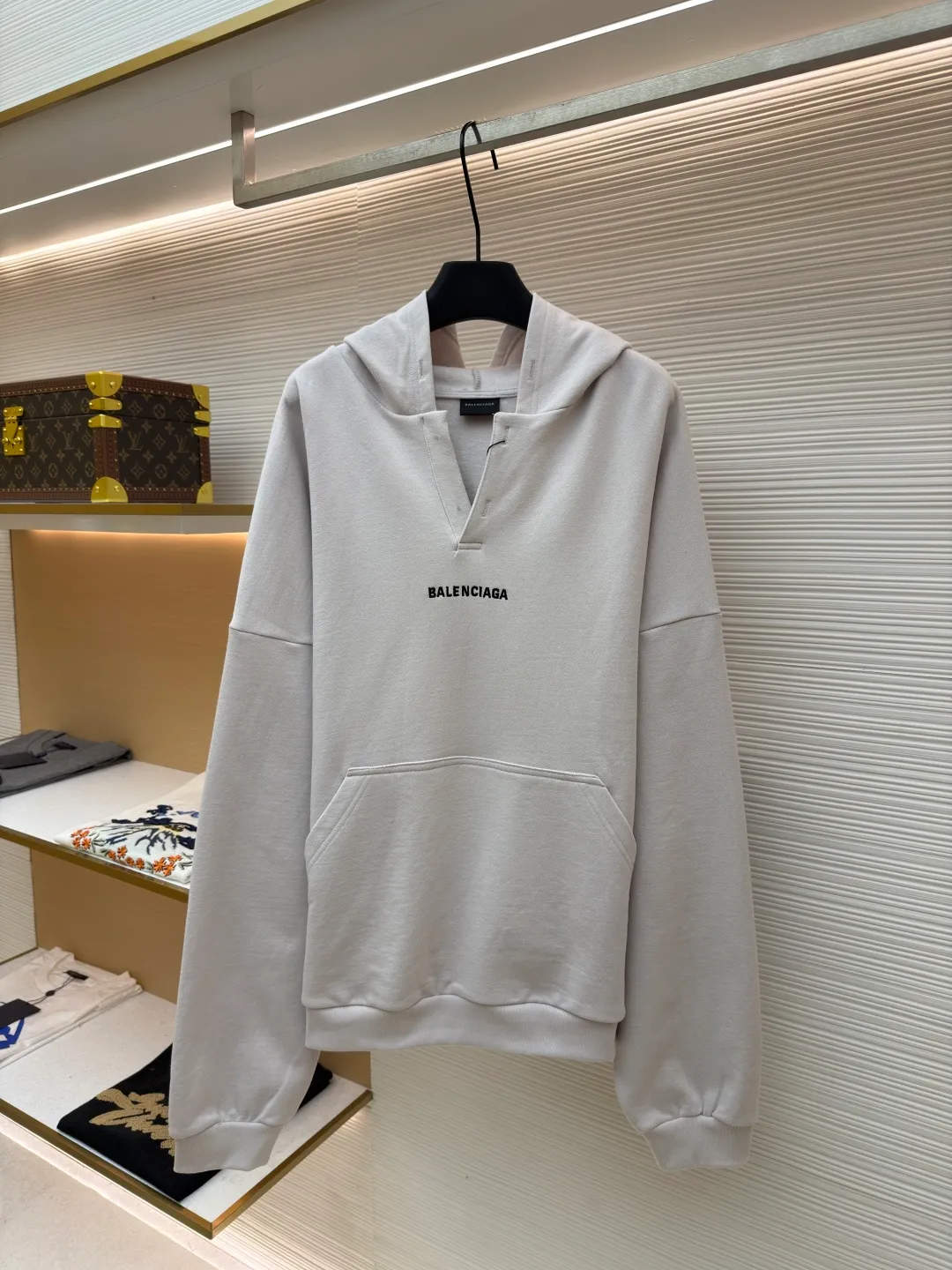 Balenciaga hooded letter embroidered long-sleeved sweatshirt ●Original version: Purchased and developed for 9200 ●Item number: 1681983-A75 ●Fabric: terry sweatshirt fabric ●Technology: embroidery production ●Color: white ●Version: Loose fit ●Weight: about 835 grams ●Size: S-M-L ●Description: Made of 380g double yarn cotton blended fabric, pre-shrunk, soft to the touch and not easily deformed. The neckline has a semi-open V-shaped design and is matched with the same material hemming process to avoid pilling when worn on and off. The brand logo on the chest uses environmentally friendly offset printing technology. The ink is thin and has strong adhesion, and it is not easy to crack after repeated washing. The body of the garment is three-dimensionally cut, with dropped shoulders. The sleeves and body are joined by overlock stitching of the same color, leaving no ends exposed on the inside. The hem and cuffs are made of high-elastic rib material, which has good resilience and is not easy to loosen. The overall stitching adopts 3cm/12-needle precision routing, and the seams are reinforced to take into account the stiffness and wearing comfort. The overall wiring is straight and delicate, the fabric is comfortable and soft, and the color is consistent without color difference. It can be matched with the same style to create a fashionable look and control various occasions. Customized accessories, complete with three standards, same style for men and women!