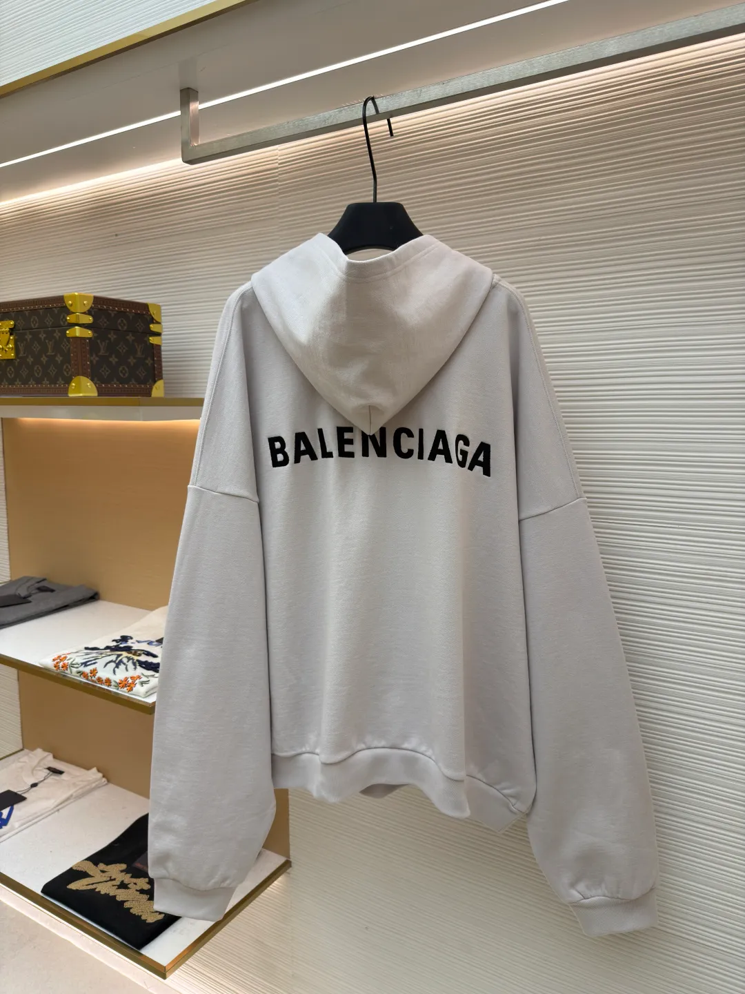Balenciaga hooded letter embroidered long-sleeved sweatshirt ●Original version: Purchased and developed for 9200 ●Item number: 1681983-A75 ●Fabric: terry sweatshirt fabric ●Technology: embroidery production ●Color: white ●Version: Loose fit ●Weight: about 835 grams ●Size: S-M-L ●Description: Made of 380g double yarn cotton blended fabric, pre-shrunk, soft to the touch and not easily deformed. The neckline has a semi-open V-shaped design and is matched with the same material hemming process to avoid pilling when worn on and off. The brand logo on the chest uses environmentally friendly offset printing technology. The ink is thin and has strong adhesion, and it is not easy to crack after repeated washing. The body of the garment is three-dimensionally cut, with dropped shoulders. The sleeves and body are joined by overlock stitching of the same color, leaving no ends exposed on the inside. The hem and cuffs are made of high-elastic rib material, which has good resilience and is not easy to loosen. The overall stitching adopts 3cm/12-needle precision routing, and the seams are reinforced to take into account the stiffness and wearing comfort. The overall wiring is straight and delicate, the fabric is comfortable and soft, and the color is consistent without color difference. It can be matched with the same style to create a fashionable look and control various occasions. Customized accessories, complete with three standards, same style for men and women!