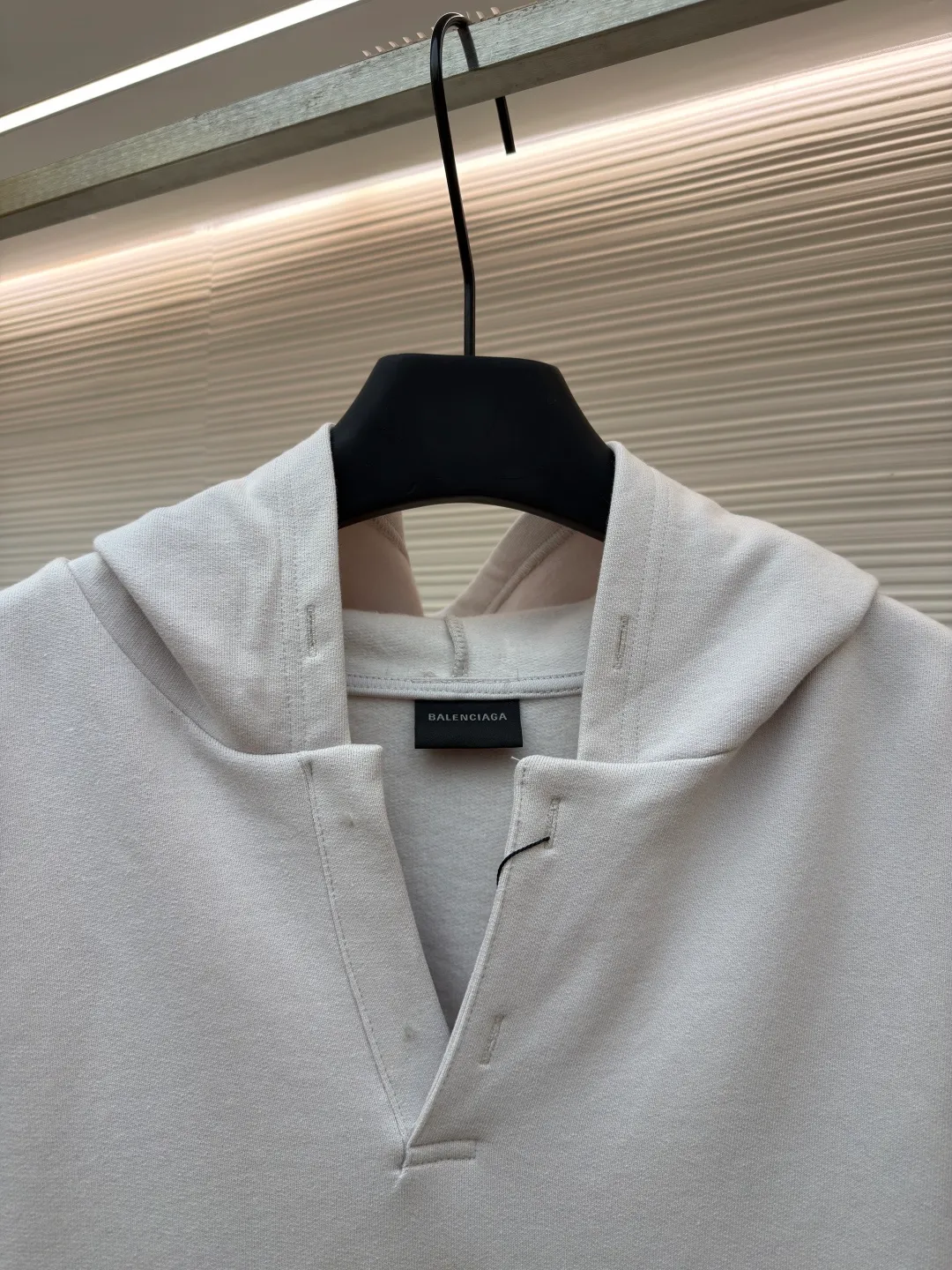 Balenciaga hooded letter embroidered long-sleeved sweatshirt ●Original version: Purchased and developed for 9200 ●Item number: 1681983-A75 ●Fabric: terry sweatshirt fabric ●Technology: embroidery production ●Color: white ●Version: Loose fit ●Weight: about 835 grams ●Size: S-M-L ●Description: Made of 380g double yarn cotton blended fabric, pre-shrunk, soft to the touch and not easily deformed. The neckline has a semi-open V-shaped design and is matched with the same material hemming process to avoid pilling when worn on and off. The brand logo on the chest uses environmentally friendly offset printing technology. The ink is thin and has strong adhesion, and it is not easy to crack after repeated washing. The body of the garment is three-dimensionally cut, with dropped shoulders. The sleeves and body are joined by overlock stitching of the same color, leaving no ends exposed on the inside. The hem and cuffs are made of high-elastic rib material, which has good resilience and is not easy to loosen. The overall stitching adopts 3cm/12-needle precision routing, and the seams are reinforced to take into account the stiffness and wearing comfort. The overall wiring is straight and delicate, the fabric is comfortable and soft, and the color is consistent without color difference. It can be matched with the same style to create a fashionable look and control various occasions. Customized accessories, complete with three standards, same style for men and women!
