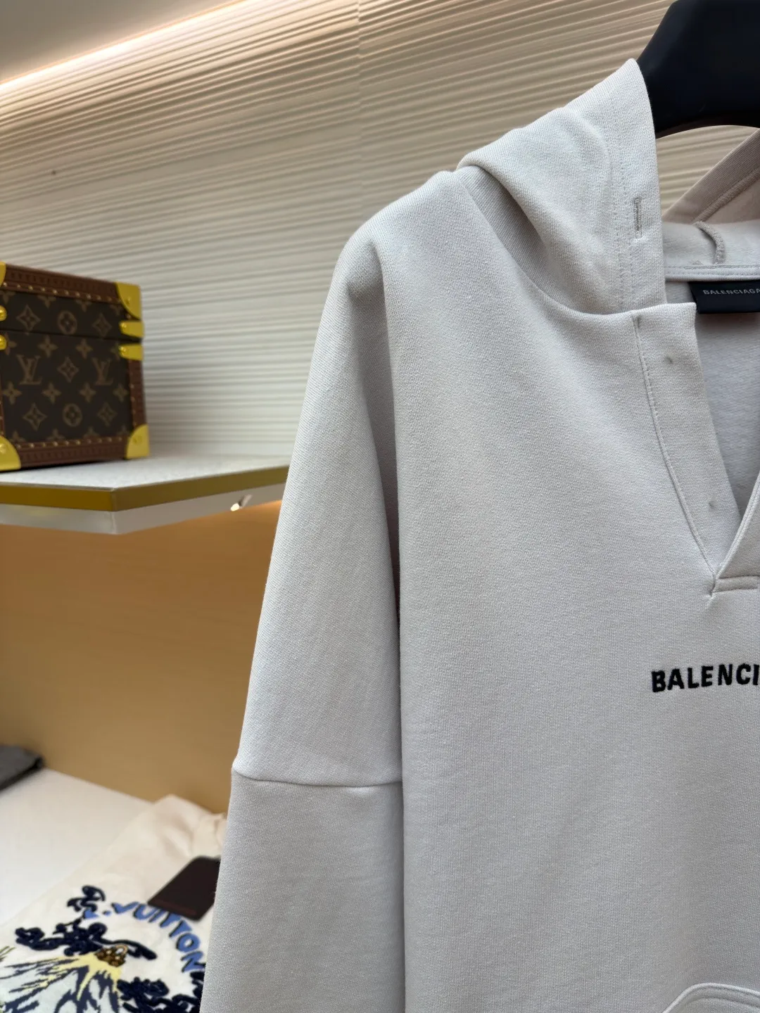 Balenciaga hooded letter embroidered long-sleeved sweatshirt ●Original version: Purchased and developed for 9200 ●Item number: 1681983-A75 ●Fabric: terry sweatshirt fabric ●Technology: embroidery production ●Color: white ●Version: Loose fit ●Weight: about 835 grams ●Size: S-M-L ●Description: Made of 380g double yarn cotton blended fabric, pre-shrunk, soft to the touch and not easily deformed. The neckline has a semi-open V-shaped design and is matched with the same material hemming process to avoid pilling when worn on and off. The brand logo on the chest uses environmentally friendly offset printing technology. The ink is thin and has strong adhesion, and it is not easy to crack after repeated washing. The body of the garment is three-dimensionally cut, with dropped shoulders. The sleeves and body are joined by overlock stitching of the same color, leaving no ends exposed on the inside. The hem and cuffs are made of high-elastic rib material, which has good resilience and is not easy to loosen. The overall stitching adopts 3cm/12-needle precision routing, and the seams are reinforced to take into account the stiffness and wearing comfort. The overall wiring is straight and delicate, the fabric is comfortable and soft, and the color is consistent without color difference. It can be matched with the same style to create a fashionable look and control various occasions. Customized accessories, complete with three standards, same style for men and women!