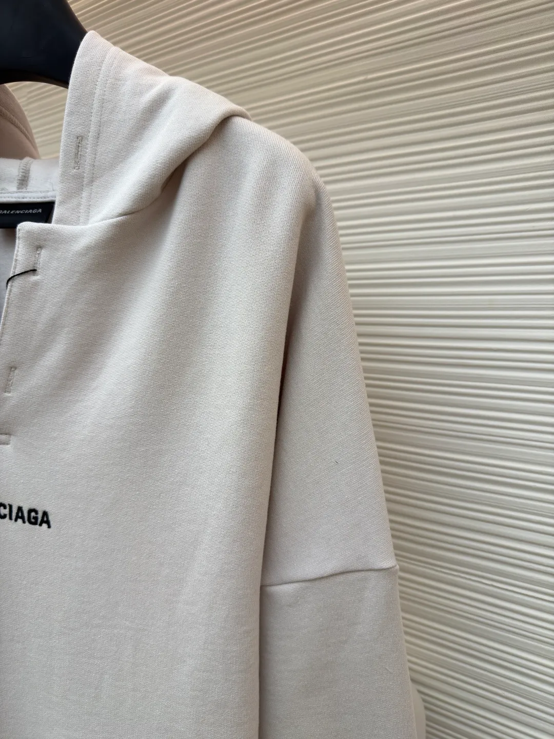 Balenciaga hooded letter embroidered long-sleeved sweatshirt ●Original version: Purchased and developed for 9200 ●Item number: 1681983-A75 ●Fabric: terry sweatshirt fabric ●Technology: embroidery production ●Color: white ●Version: Loose fit ●Weight: about 835 grams ●Size: S-M-L ●Description: Made of 380g double yarn cotton blended fabric, pre-shrunk, soft to the touch and not easily deformed. The neckline has a semi-open V-shaped design and is matched with the same material hemming process to avoid pilling when worn on and off. The brand logo on the chest uses environmentally friendly offset printing technology. The ink is thin and has strong adhesion, and it is not easy to crack after repeated washing. The body of the garment is three-dimensionally cut, with dropped shoulders. The sleeves and body are joined by overlock stitching of the same color, leaving no ends exposed on the inside. The hem and cuffs are made of high-elastic rib material, which has good resilience and is not easy to loosen. The overall stitching adopts 3cm/12-needle precision routing, and the seams are reinforced to take into account the stiffness and wearing comfort. The overall wiring is straight and delicate, the fabric is comfortable and soft, and the color is consistent without color difference. It can be matched with the same style to create a fashionable look and control various occasions. Customized accessories, complete with three standards, same style for men and women!