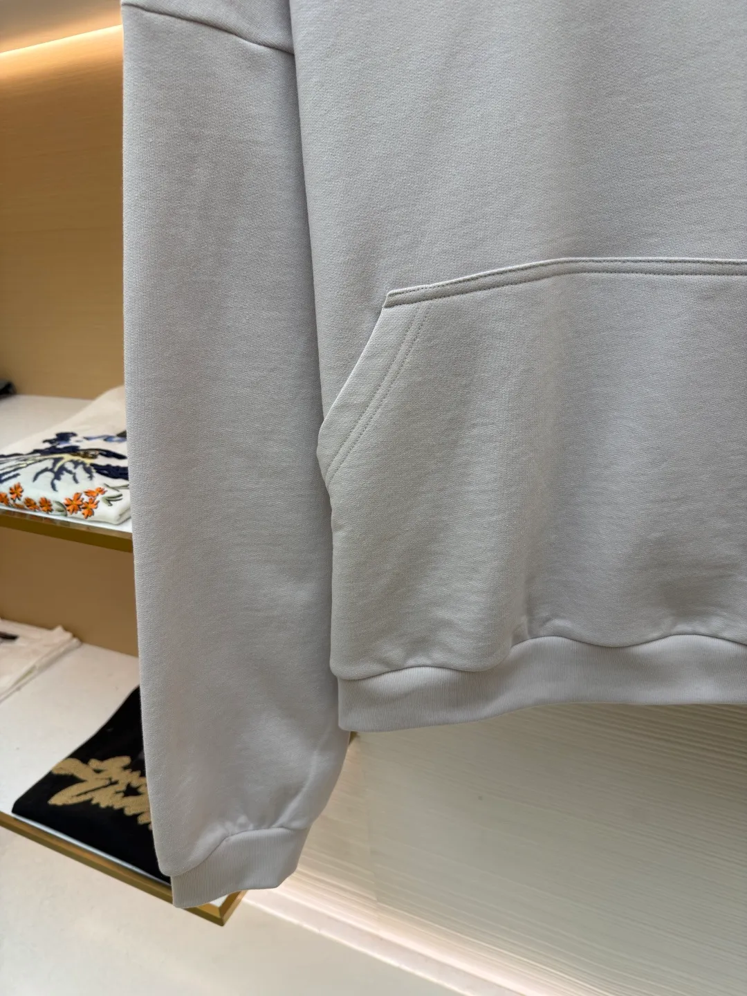 Balenciaga hooded letter embroidered long-sleeved sweatshirt ●Original version: Purchased and developed for 9200 ●Item number: 1681983-A75 ●Fabric: terry sweatshirt fabric ●Technology: embroidery production ●Color: white ●Version: Loose fit ●Weight: about 835 grams ●Size: S-M-L ●Description: Made of 380g double yarn cotton blended fabric, pre-shrunk, soft to the touch and not easily deformed. The neckline has a semi-open V-shaped design and is matched with the same material hemming process to avoid pilling when worn on and off. The brand logo on the chest uses environmentally friendly offset printing technology. The ink is thin and has strong adhesion, and it is not easy to crack after repeated washing. The body of the garment is three-dimensionally cut, with dropped shoulders. The sleeves and body are joined by overlock stitching of the same color, leaving no ends exposed on the inside. The hem and cuffs are made of high-elastic rib material, which has good resilience and is not easy to loosen. The overall stitching adopts 3cm/12-needle precision routing, and the seams are reinforced to take into account the stiffness and wearing comfort. The overall wiring is straight and delicate, the fabric is comfortable and soft, and the color is consistent without color difference. It can be matched with the same style to create a fashionable look and control various occasions. Customized accessories, complete with three standards, same style for men and women!