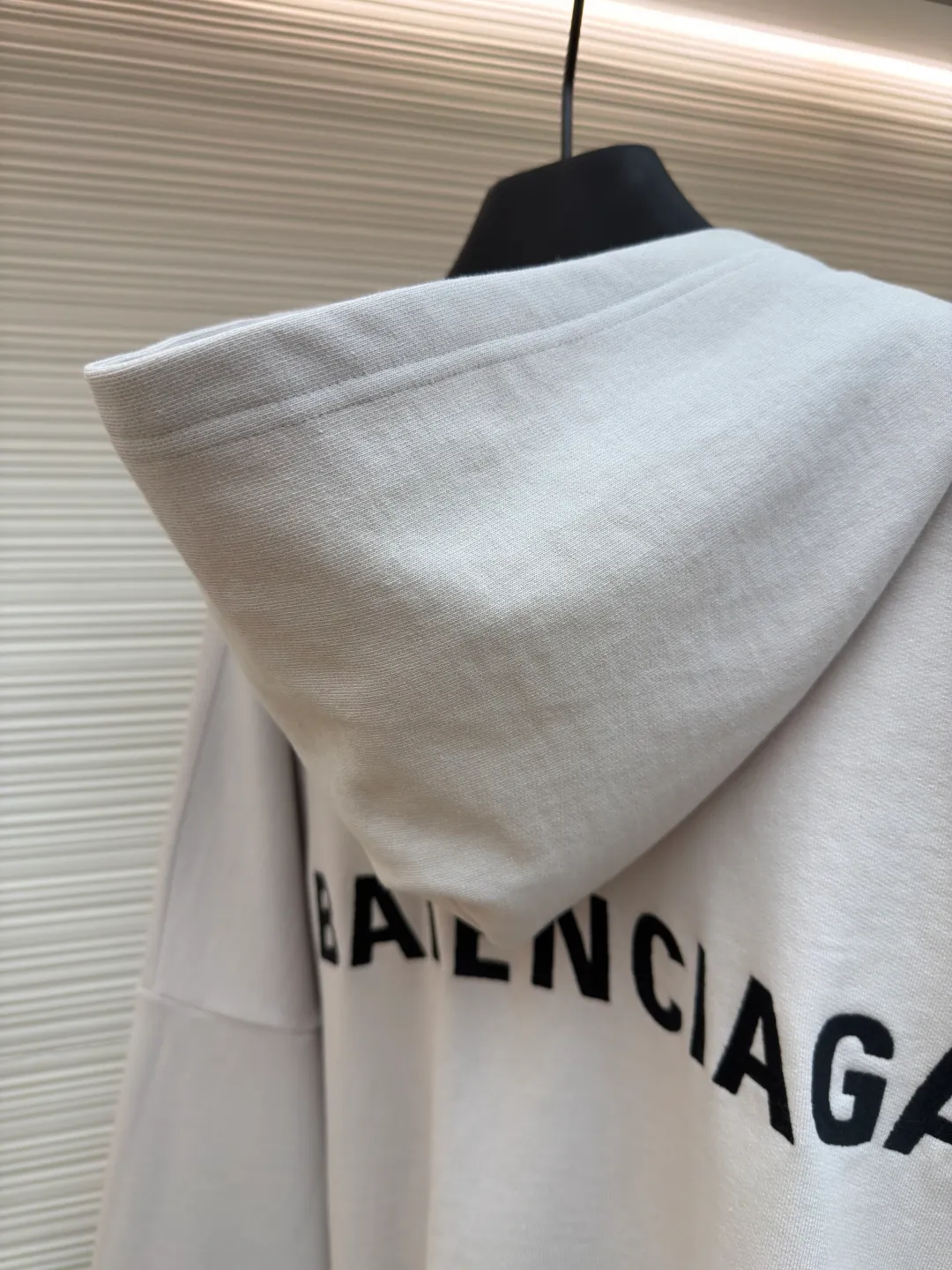 Balenciaga hooded letter embroidered long-sleeved sweatshirt ●Original version: Purchased and developed for 9200 ●Item number: 1681983-A75 ●Fabric: terry sweatshirt fabric ●Technology: embroidery production ●Color: white ●Version: Loose fit ●Weight: about 835 grams ●Size: S-M-L ●Description: Made of 380g double yarn cotton blended fabric, pre-shrunk, soft to the touch and not easily deformed. The neckline has a semi-open V-shaped design and is matched with the same material hemming process to avoid pilling when worn on and off. The brand logo on the chest uses environmentally friendly offset printing technology. The ink is thin and has strong adhesion, and it is not easy to crack after repeated washing. The body of the garment is three-dimensionally cut, with dropped shoulders. The sleeves and body are joined by overlock stitching of the same color, leaving no ends exposed on the inside. The hem and cuffs are made of high-elastic rib material, which has good resilience and is not easy to loosen. The overall stitching adopts 3cm/12-needle precision routing, and the seams are reinforced to take into account the stiffness and wearing comfort. The overall wiring is straight and delicate, the fabric is comfortable and soft, and the color is consistent without color difference. It can be matched with the same style to create a fashionable look and control various occasions. Customized accessories, complete with three standards, same style for men and women!