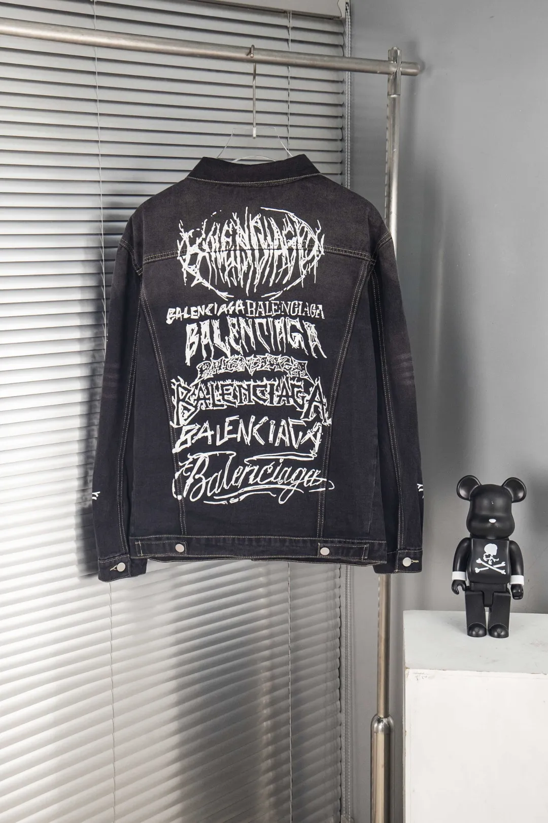 🅿️300 new model number: B156 BALENCIAGA Balenciaga's new retro letter graffiti denim jacket top 1️⃣ Made of high-quality denim fabric washing process, the upper body is soft and comfortable after washing, extremely delicate, feels solid, smooth and soft. The fabric does not wrinkle, and the feel is invincible. The details are perfectly handled! 2️⃣It is very youthful and energetic, and can be easily worn by both men and women. It is very in line with the fashion aesthetic concepts of today's young people! 3️⃣ A full set of customized accessories, complete with three standards, same style for men and women, a must-have style for couples. Color: Denim Black Size: S, M, L, XL