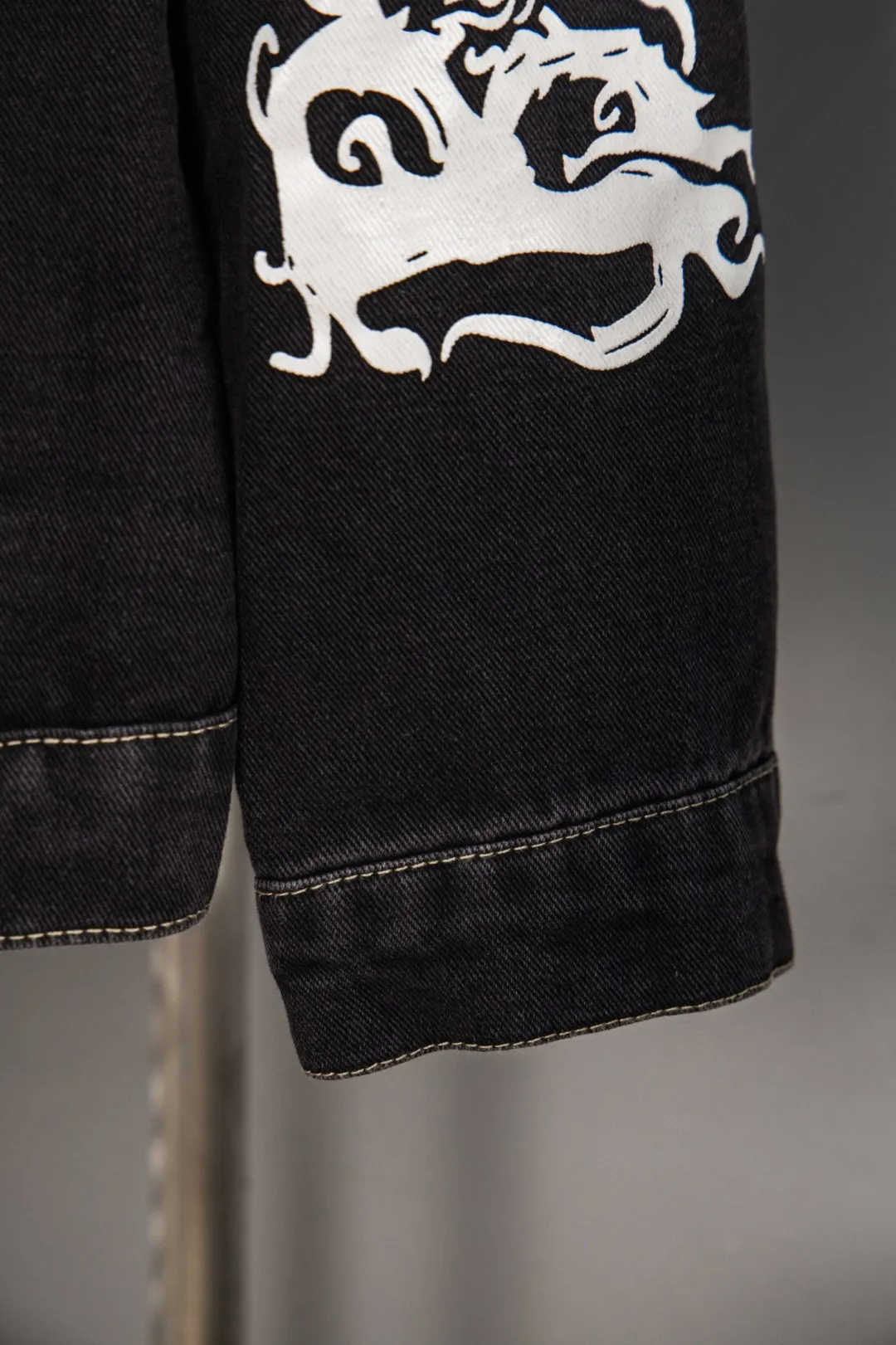 🅿️300 new model number: B156 BALENCIAGA Balenciaga's new retro letter graffiti denim jacket top 1️⃣ Made of high-quality denim fabric washing process, the upper body is soft and comfortable after washing, extremely delicate, feels solid, smooth and soft. The fabric does not wrinkle, and the feel is invincible. The details are perfectly handled! 2️⃣It is very youthful and energetic, and can be easily worn by both men and women. It is very in line with the fashion aesthetic concepts of today's young people! 3️⃣ A full set of customized accessories, complete with three standards, same style for men and women, a must-have style for couples. Color: Denim Black Size: S, M, L, XL