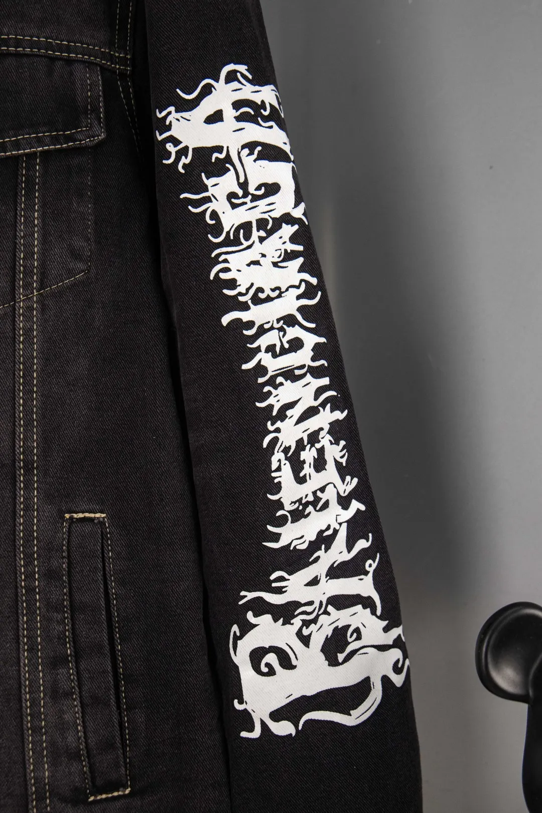 🅿️300 new model number: B156 BALENCIAGA Balenciaga's new retro letter graffiti denim jacket top 1️⃣ Made of high-quality denim fabric washing process, the upper body is soft and comfortable after washing, extremely delicate, feels solid, smooth and soft. The fabric does not wrinkle, and the feel is invincible. The details are perfectly handled! 2️⃣It is very youthful and energetic, and can be easily worn by both men and women. It is very in line with the fashion aesthetic concepts of today's young people! 3️⃣ A full set of customized accessories, complete with three standards, same style for men and women, a must-have style for couples. Color: Denim Black Size: S, M, L, XL