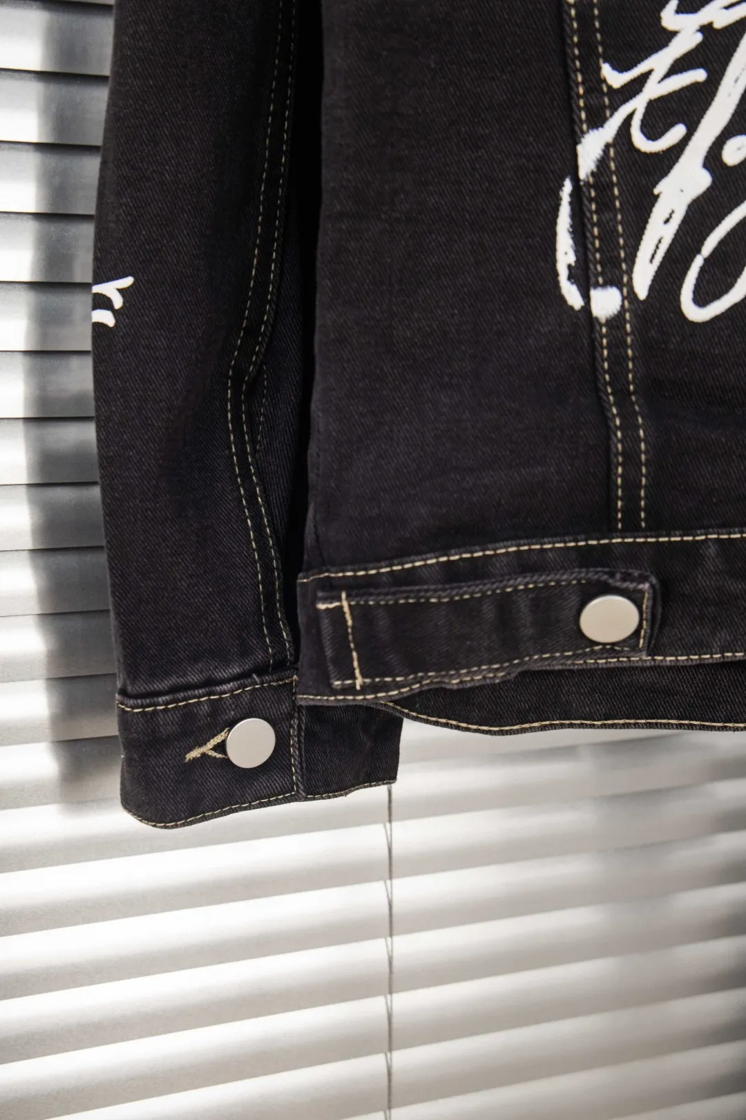 🅿️300 new model number: B156 BALENCIAGA Balenciaga's new retro letter graffiti denim jacket top 1️⃣ Made of high-quality denim fabric washing process, the upper body is soft and comfortable after washing, extremely delicate, feels solid, smooth and soft. The fabric does not wrinkle, and the feel is invincible. The details are perfectly handled! 2️⃣It is very youthful and energetic, and can be easily worn by both men and women. It is very in line with the fashion aesthetic concepts of today's young people! 3️⃣ A full set of customized accessories, complete with three standards, same style for men and women, a must-have style for couples. Color: Denim Black Size: S, M, L, XL