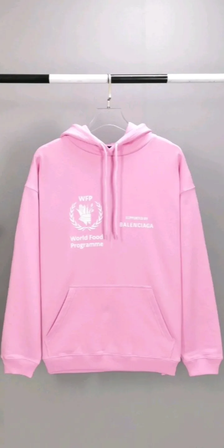 Actual video shot - top-quality Balenciaga 21SS new WFP World Food Agency male and female couple star's autumn and winter pure cotton hooded sweatshirt. The fabric is made of 480 grams of pure cotton terry material. It does not pill and feels very good. It has been printed and dressed up dozens of times to achieve a 1:1 effect. All imported slurries are used. Proportional foaming powder is added to the slurry to foam at high temperatures. The printing convex effect is very good, and the powder does not fall off and does not break. The front and rear panels are washable and environmentally friendly. The entire printing process takes a long time. The hem and cuffs are all customized threads. There is no error in dyeing in the same vat. The workmanship is perfect. The accessories are all customized. This year’s hot trend in the market. Many Internet celebrities have tops. Very trendy. The same OverSzie version for men and women. Color: black, pink, Klein blue, white. Size: XS-L P:450