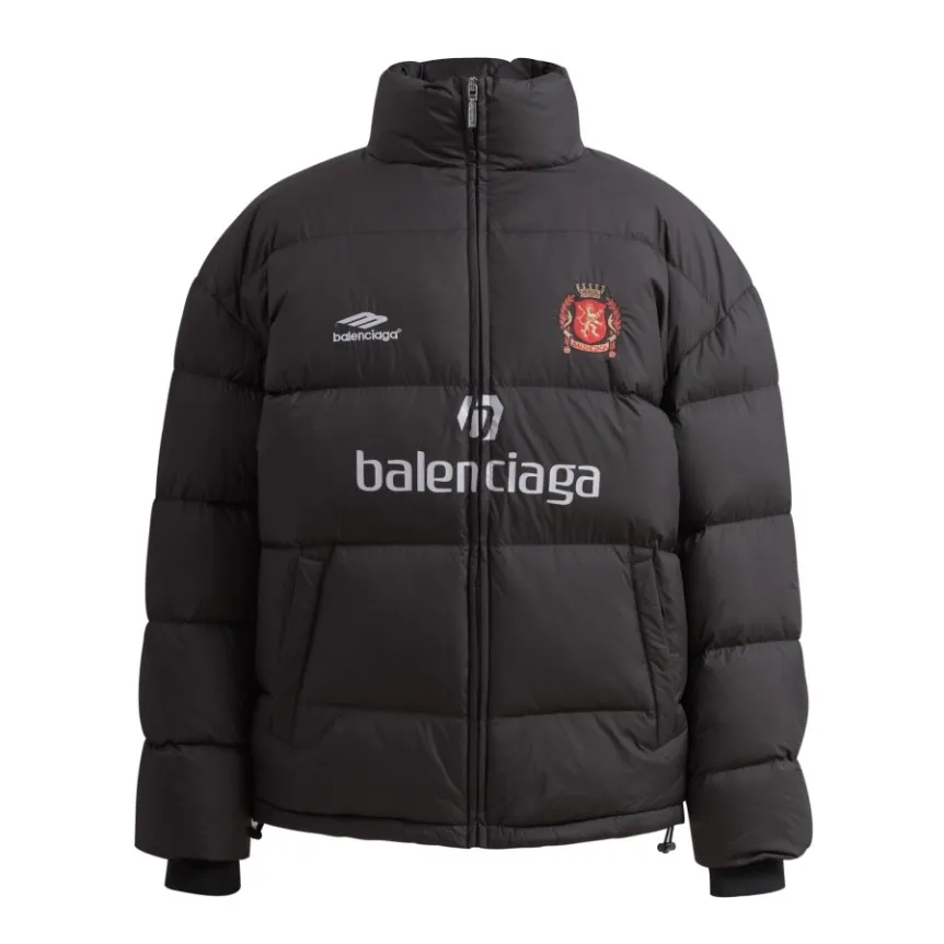 🅿️740 [Exclusive supply] BLCG 24FW Manchester United No. 10 football down jacket. The joint design between Paris and Manchester United combines the fashion brand with the football club to create a product that has the unique style of Balenciaga without losing the football culture of Manchester United. The Manchester United team emblem uses embroidery technology, and the use of imported Tajima embroidery machines not only makes the pattern more three-dimensional and full, but also enhances the overall sense of quality. Because the screen printing accuracy is very high, very delicate and clear patterns can be printed. Patterns made by the screen printing process usually have good color fastness and are not easy to fade or fall off. Stand-up collar zipper design Balenciaga's Manchester United co-branded down jacket adopts a stand-up collar zipper design, which is both handsome and practical. It is windproof and warm while adding a sense of fashion. The multifunctional pocket has multiple pockets, which not only facilitates storage of items, but also enhances overall practicality and convenience. The loose fit is designed with a loose fit, suitable for wearers of different body types, showing a casual and comfortable fashion attitude. Size:S-M-L-XL