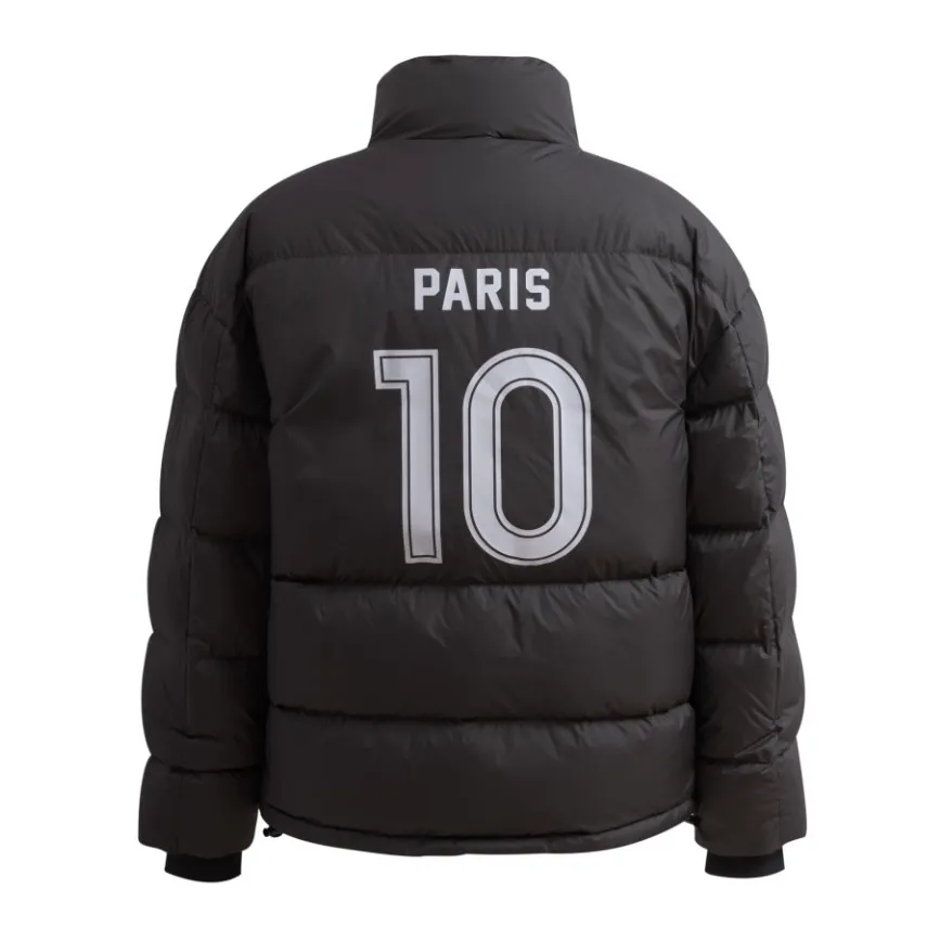 🅿️740 [Exclusive supply] BLCG 24FW Manchester United No. 10 football down jacket. The joint design between Paris and Manchester United combines the fashion brand with the football club to create a product that has the unique style of Balenciaga without losing the football culture of Manchester United. The Manchester United team emblem uses embroidery technology, and the use of imported Tajima embroidery machines not only makes the pattern more three-dimensional and full, but also enhances the overall sense of quality. Because the screen printing accuracy is very high, very delicate and clear patterns can be printed. Patterns made by the screen printing process usually have good color fastness and are not easy to fade or fall off. Stand-up collar zipper design Balenciaga's Manchester United co-branded down jacket adopts a stand-up collar zipper design, which is both handsome and practical. It is windproof and warm while adding a sense of fashion. The multifunctional pocket has multiple pockets, which not only facilitates storage of items, but also enhances overall practicality and convenience. The loose fit is designed with a loose fit, suitable for wearers of different body types, showing a casual and comfortable fashion attitude. Size:S-M-L-XL