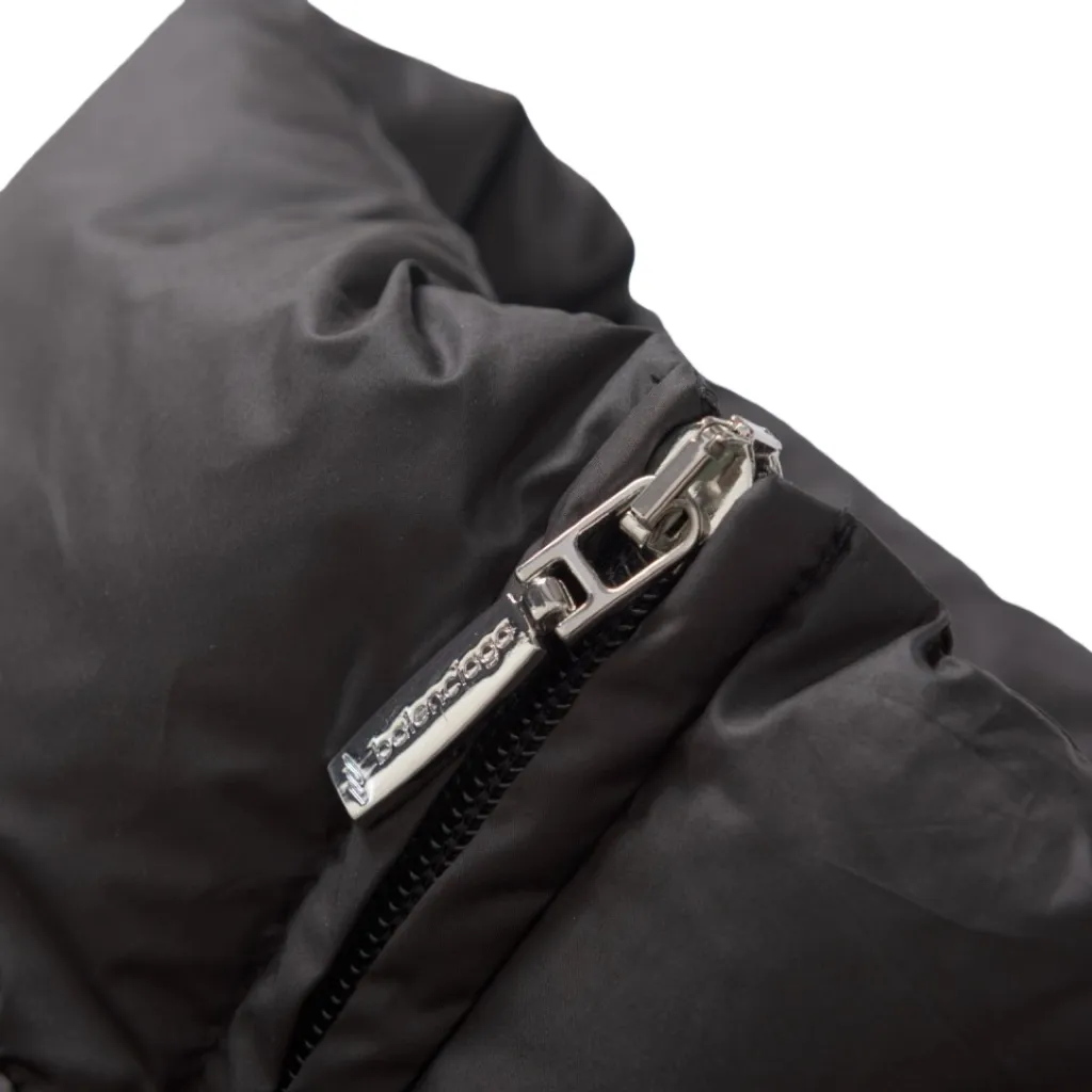 🅿️740 [Exclusive supply] BLCG 24FW Manchester United No. 10 football down jacket. The joint design between Paris and Manchester United combines the fashion brand with the football club to create a product that has the unique style of Balenciaga without losing the football culture of Manchester United. The Manchester United team emblem uses embroidery technology, and the use of imported Tajima embroidery machines not only makes the pattern more three-dimensional and full, but also enhances the overall sense of quality. Because the screen printing accuracy is very high, very delicate and clear patterns can be printed. Patterns made by the screen printing process usually have good color fastness and are not easy to fade or fall off. Stand-up collar zipper design Balenciaga's Manchester United co-branded down jacket adopts a stand-up collar zipper design, which is both handsome and practical. It is windproof and warm while adding a sense of fashion. The multifunctional pocket has multiple pockets, which not only facilitates storage of items, but also enhances overall practicality and convenience. The loose fit is designed with a loose fit, suitable for wearers of different body types, showing a casual and comfortable fashion attitude. Size:S-M-L-XL