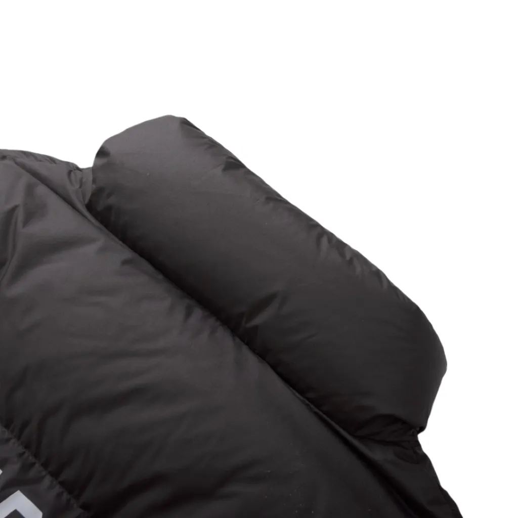 🅿️740 [Exclusive supply] BLCG 24FW Manchester United No. 10 football down jacket. The joint design between Paris and Manchester United combines the fashion brand with the football club to create a product that has the unique style of Balenciaga without losing the football culture of Manchester United. The Manchester United team emblem uses embroidery technology, and the use of imported Tajima embroidery machines not only makes the pattern more three-dimensional and full, but also enhances the overall sense of quality. Because the screen printing accuracy is very high, very delicate and clear patterns can be printed. Patterns made by the screen printing process usually have good color fastness and are not easy to fade or fall off. Stand-up collar zipper design Balenciaga's Manchester United co-branded down jacket adopts a stand-up collar zipper design, which is both handsome and practical. It is windproof and warm while adding a sense of fashion. The multifunctional pocket has multiple pockets, which not only facilitates storage of items, but also enhances overall practicality and convenience. The loose fit is designed with a loose fit, suitable for wearers of different body types, showing a casual and comfortable fashion attitude. Size:S-M-L-XL