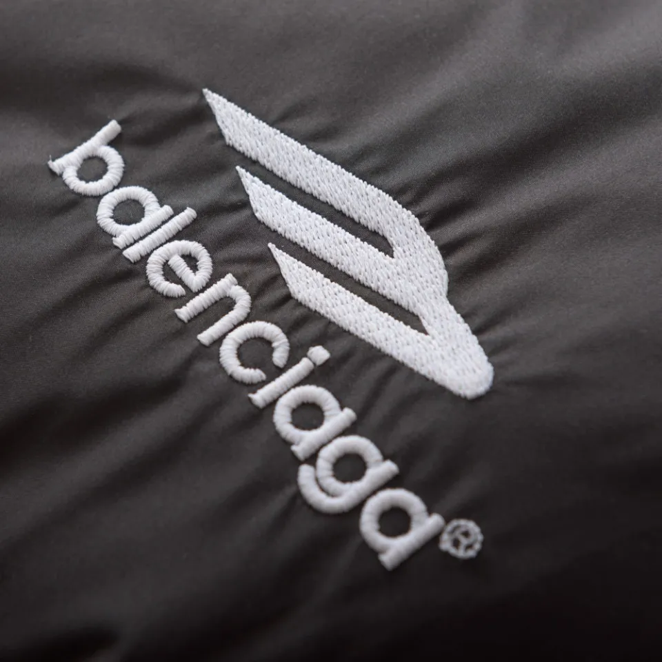 🅿️740 [Exclusive supply] BLCG 24FW Manchester United No. 10 football down jacket. The joint design between Paris and Manchester United combines the fashion brand with the football club to create a product that has the unique style of Balenciaga without losing the football culture of Manchester United. The Manchester United team emblem uses embroidery technology, and the use of imported Tajima embroidery machines not only makes the pattern more three-dimensional and full, but also enhances the overall sense of quality. Because the screen printing accuracy is very high, very delicate and clear patterns can be printed. Patterns made by the screen printing process usually have good color fastness and are not easy to fade or fall off. Stand-up collar zipper design Balenciaga's Manchester United co-branded down jacket adopts a stand-up collar zipper design, which is both handsome and practical. It is windproof and warm while adding a sense of fashion. The multifunctional pocket has multiple pockets, which not only facilitates storage of items, but also enhances overall practicality and convenience. The loose fit is designed with a loose fit, suitable for wearers of different body types, showing a casual and comfortable fashion attitude. Size:S-M-L-XL