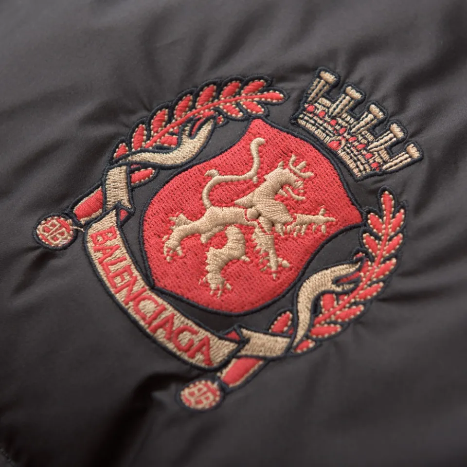 🅿️740 [Exclusive supply] BLCG 24FW Manchester United No. 10 football down jacket. The joint design between Paris and Manchester United combines the fashion brand with the football club to create a product that has the unique style of Balenciaga without losing the football culture of Manchester United. The Manchester United team emblem uses embroidery technology, and the use of imported Tajima embroidery machines not only makes the pattern more three-dimensional and full, but also enhances the overall sense of quality. Because the screen printing accuracy is very high, very delicate and clear patterns can be printed. Patterns made by the screen printing process usually have good color fastness and are not easy to fade or fall off. Stand-up collar zipper design Balenciaga's Manchester United co-branded down jacket adopts a stand-up collar zipper design, which is both handsome and practical. It is windproof and warm while adding a sense of fashion. The multifunctional pocket has multiple pockets, which not only facilitates storage of items, but also enhances overall practicality and convenience. The loose fit is designed with a loose fit, suitable for wearers of different body types, showing a casual and comfortable fashion attitude. Size:S-M-L-XL