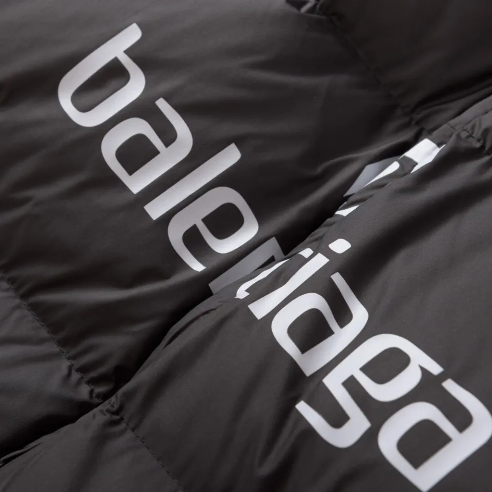 🅿️740 [Exclusive supply] BLCG 24FW Manchester United No. 10 football down jacket. The joint design between Paris and Manchester United combines the fashion brand with the football club to create a product that has the unique style of Balenciaga without losing the football culture of Manchester United. The Manchester United team emblem uses embroidery technology, and the use of imported Tajima embroidery machines not only makes the pattern more three-dimensional and full, but also enhances the overall sense of quality. Because the screen printing accuracy is very high, very delicate and clear patterns can be printed. Patterns made by the screen printing process usually have good color fastness and are not easy to fade or fall off. Stand-up collar zipper design Balenciaga's Manchester United co-branded down jacket adopts a stand-up collar zipper design, which is both handsome and practical. It is windproof and warm while adding a sense of fashion. The multifunctional pocket has multiple pockets, which not only facilitates storage of items, but also enhances overall practicality and convenience. The loose fit is designed with a loose fit, suitable for wearers of different body types, showing a casual and comfortable fashion attitude. Size:S-M-L-XL