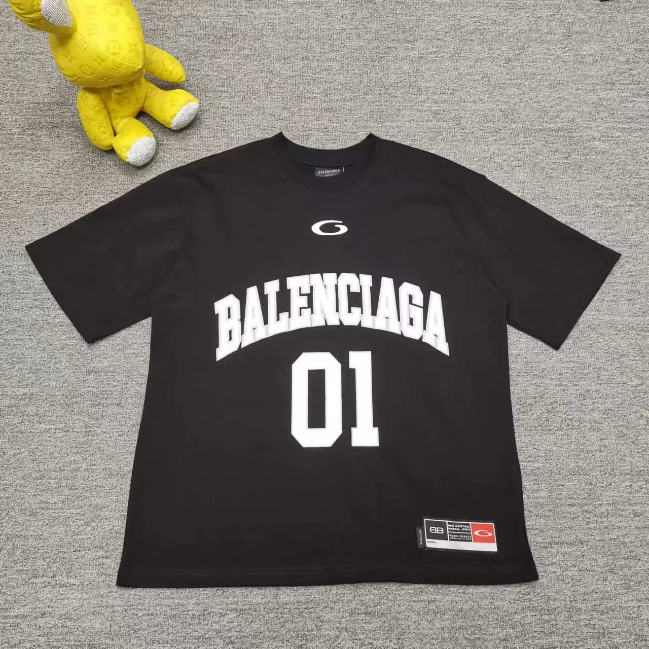 Top version Balenciaga SS25 Front letter embroidery Printed round neck short-sleeved T-shirt High weight double yarn pure cotton fabric Loose version Purchase the original pattern and make a sample. Compare the original fabric, version and details. Fabric: 100% cotton fabric is used, and imported cotton yarn is used. Soft, skin-friendly and non-irritating.  Craftsmanship: The clothing is a front-shoulder version, and all pieces are cut one-to-one by professional masters. Details: All accessories are genuine one-to-one custom-made and fully equipped, including the buttons on the front of the clothing.  Purchase the original benchmarking details fabric, high version, heavy weight 320g double yarn pure cotton fabric, color: blue, black, white, code number: XS S M L P: 310