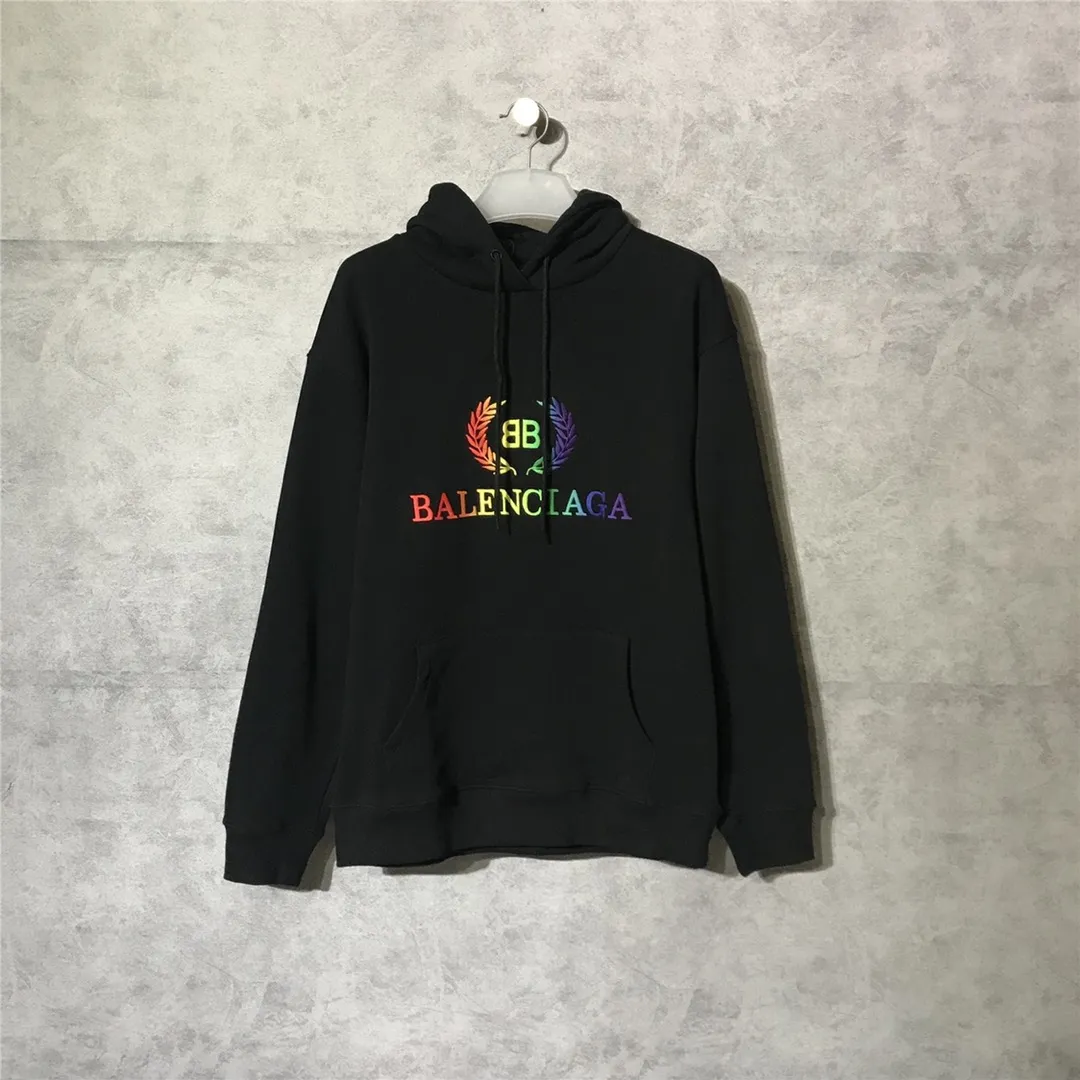 The certified Balenciag rainbow 🌈 embroidered gradient wheat sweatshirt. The surface is first covered with water-soluble fabric. White cotton yarn is used as the embroidery base, and then digitally printed on the embroidery. The high-density 10,000-needle embroidery is blended with the brightness and saturation of the color of the letters. After the washing process, the water-soluble fabric is washed and the rainbow effect is finally presented. The process is very complicated and the scrap rate is as high as 30%. Thread fabric comes out of the same vat. 0 color difference. Made of 420g clean cloth, the wet weight can reach 480 and is full of thickness. Accessories: butter paper with logo, main wheat, washing water, tag. Size: XS-L. Color: black. P:430.