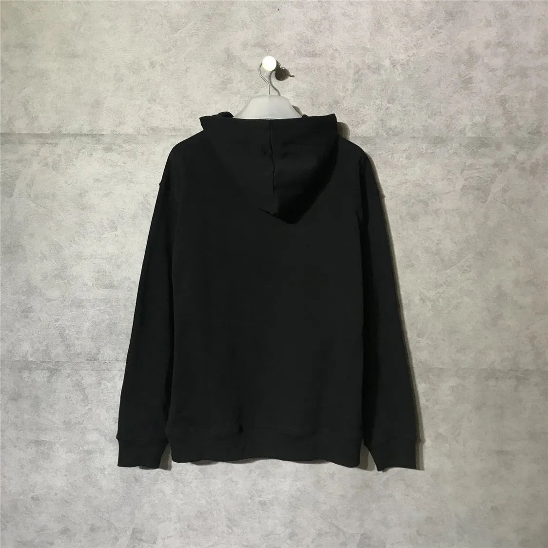 The certified Balenciag rainbow 🌈 embroidered gradient wheat sweatshirt. The surface is first covered with water-soluble fabric. White cotton yarn is used as the embroidery base, and then digitally printed on the embroidery. The high-density 10,000-needle embroidery is blended with the brightness and saturation of the color of the letters. After the washing process, the water-soluble fabric is washed and the rainbow effect is finally presented. The process is very complicated and the scrap rate is as high as 30%. Thread fabric comes out of the same vat. 0 color difference. Made of 420g clean cloth, the wet weight can reach 480 and is full of thickness. Accessories: butter paper with logo, main wheat, washing water, tag. Size: XS-L. Color: black. P:430.