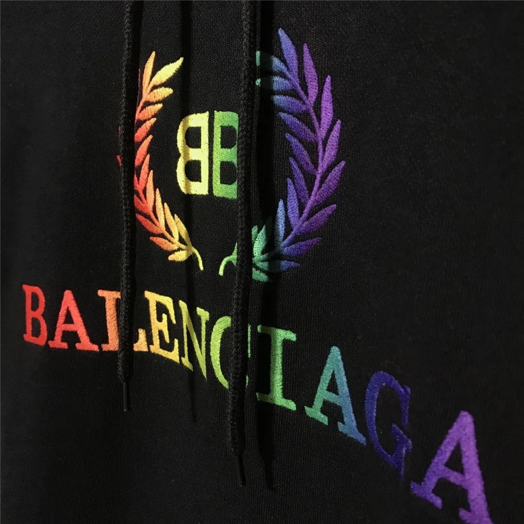 The certified Balenciag rainbow 🌈 embroidered gradient wheat sweatshirt. The surface is first covered with water-soluble fabric. White cotton yarn is used as the embroidery base, and then digitally printed on the embroidery. The high-density 10,000-needle embroidery is blended with the brightness and saturation of the color of the letters. After the washing process, the water-soluble fabric is washed and the rainbow effect is finally presented. The process is very complicated and the scrap rate is as high as 30%. Thread fabric comes out of the same vat. 0 color difference. Made of 420g clean cloth, the wet weight can reach 480 and is full of thickness. Accessories: butter paper with logo, main wheat, washing water, tag. Size: XS-L. Color: black. P:430.