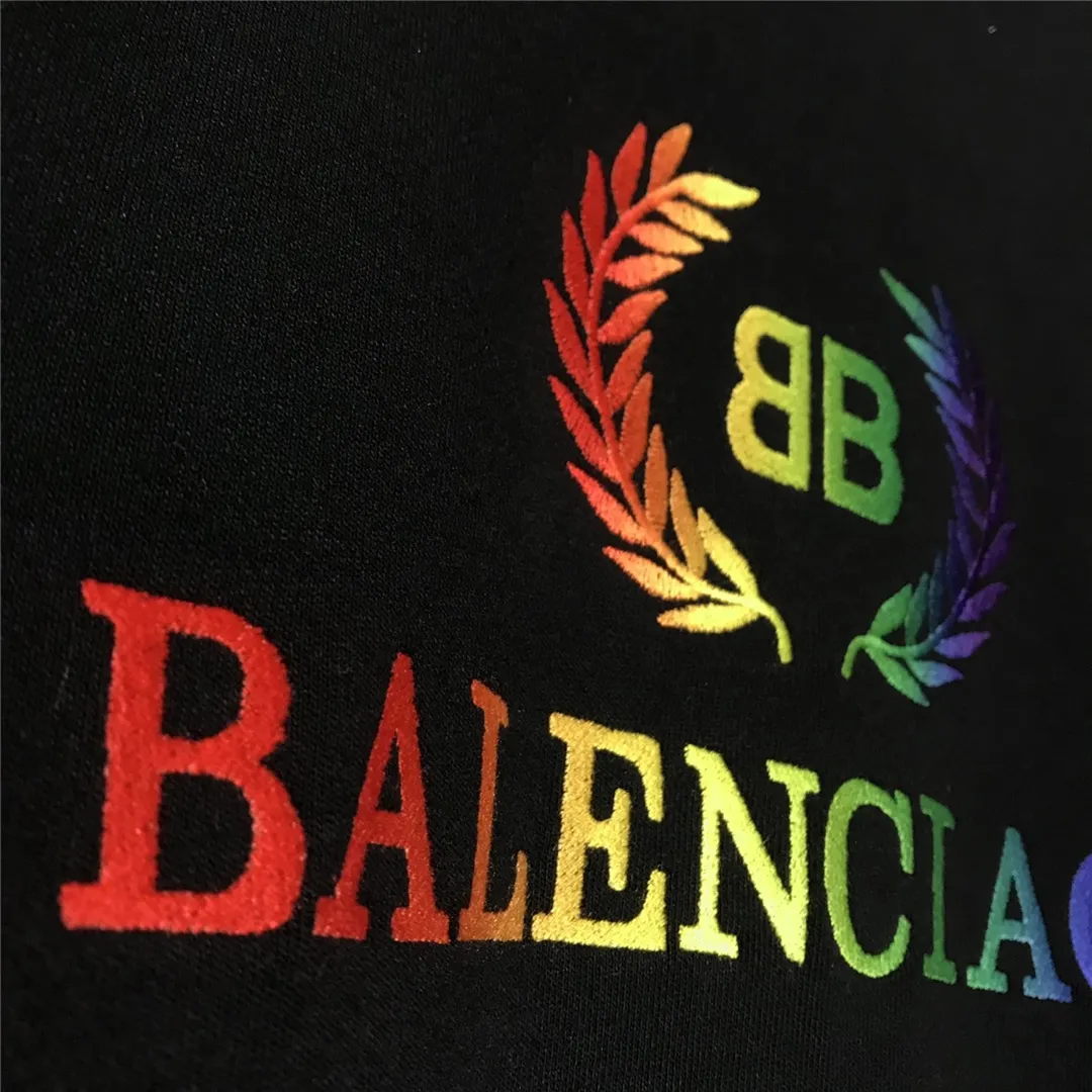 The certified Balenciag rainbow 🌈 embroidered gradient wheat sweatshirt. The surface is first covered with water-soluble fabric. White cotton yarn is used as the embroidery base, and then digitally printed on the embroidery. The high-density 10,000-needle embroidery is blended with the brightness and saturation of the color of the letters. After the washing process, the water-soluble fabric is washed and the rainbow effect is finally presented. The process is very complicated and the scrap rate is as high as 30%. Thread fabric comes out of the same vat. 0 color difference. Made of 420g clean cloth, the wet weight can reach 480 and is full of thickness. Accessories: butter paper with logo, main wheat, washing water, tag. Size: XS-L. Color: black. P:430.