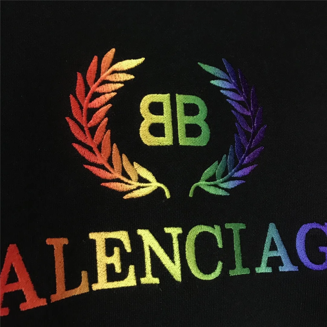 The certified Balenciag rainbow 🌈 embroidered gradient wheat sweatshirt. The surface is first covered with water-soluble fabric. White cotton yarn is used as the embroidery base, and then digitally printed on the embroidery. The high-density 10,000-needle embroidery is blended with the brightness and saturation of the color of the letters. After the washing process, the water-soluble fabric is washed and the rainbow effect is finally presented. The process is very complicated and the scrap rate is as high as 30%. Thread fabric comes out of the same vat. 0 color difference. Made of 420g clean cloth, the wet weight can reach 480 and is full of thickness. Accessories: butter paper with logo, main wheat, washing water, tag. Size: XS-L. Color: black. P:430.