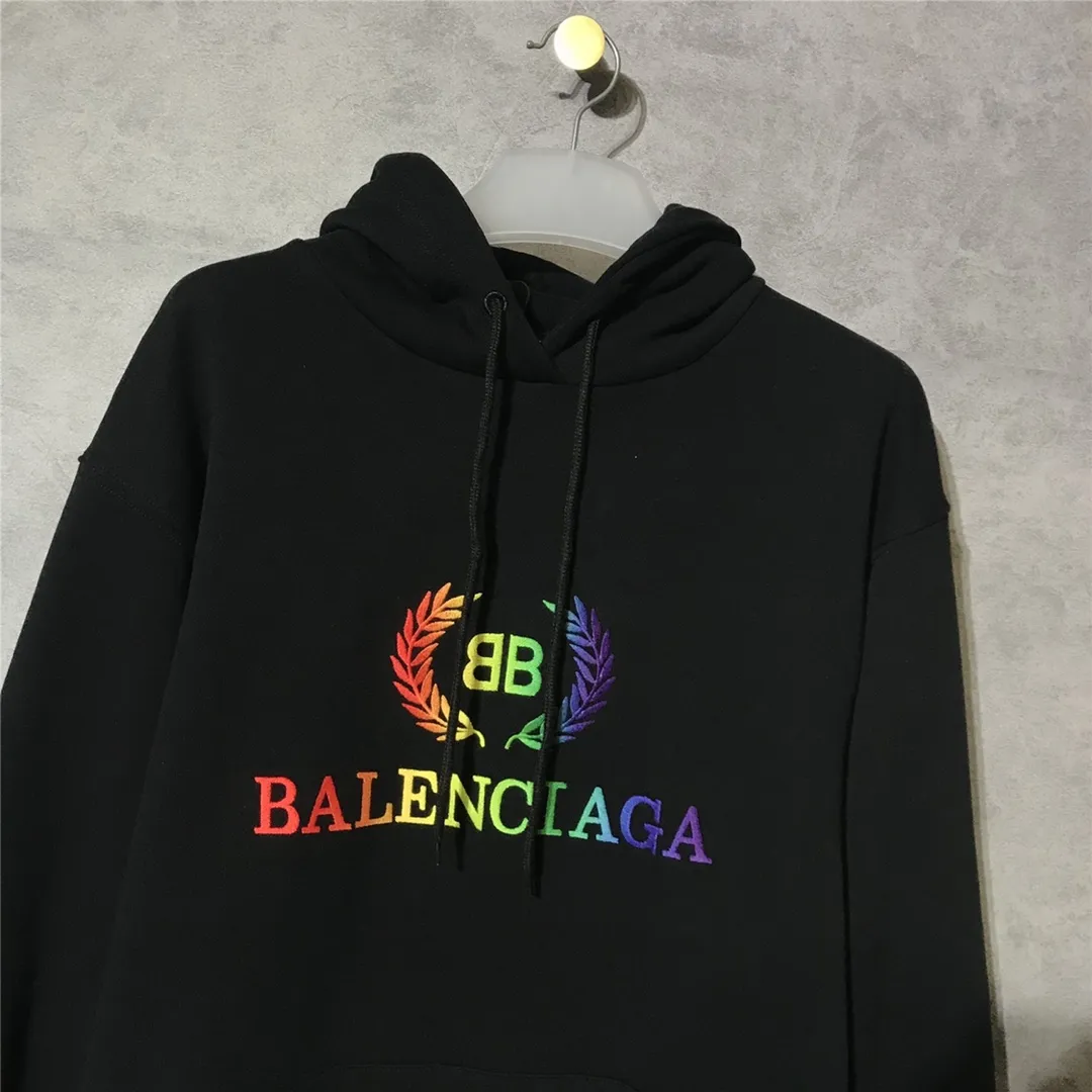 The certified Balenciag rainbow 🌈 embroidered gradient wheat sweatshirt. The surface is first covered with water-soluble fabric. White cotton yarn is used as the embroidery base, and then digitally printed on the embroidery. The high-density 10,000-needle embroidery is blended with the brightness and saturation of the color of the letters. After the washing process, the water-soluble fabric is washed and the rainbow effect is finally presented. The process is very complicated and the scrap rate is as high as 30%. Thread fabric comes out of the same vat. 0 color difference. Made of 420g clean cloth, the wet weight can reach 480 and is full of thickness. Accessories: butter paper with logo, main wheat, washing water, tag. Size: XS-L. Color: black. P:430.