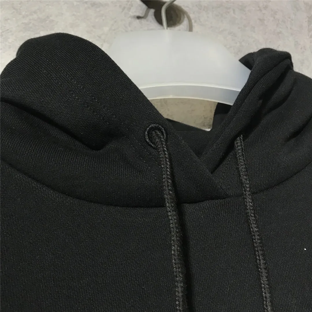 The certified Balenciag rainbow 🌈 embroidered gradient wheat sweatshirt. The surface is first covered with water-soluble fabric. White cotton yarn is used as the embroidery base, and then digitally printed on the embroidery. The high-density 10,000-needle embroidery is blended with the brightness and saturation of the color of the letters. After the washing process, the water-soluble fabric is washed and the rainbow effect is finally presented. The process is very complicated and the scrap rate is as high as 30%. Thread fabric comes out of the same vat. 0 color difference. Made of 420g clean cloth, the wet weight can reach 480 and is full of thickness. Accessories: butter paper with logo, main wheat, washing water, tag. Size: XS-L. Color: black. P:430.
