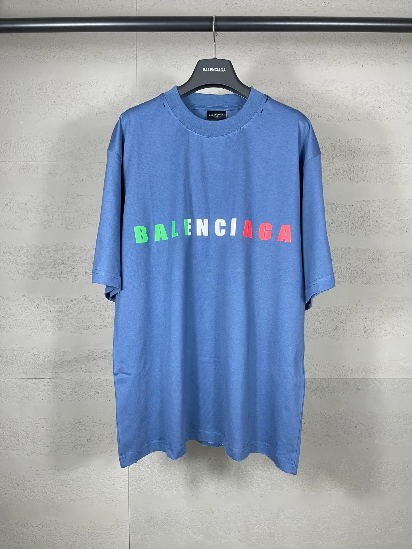 🅿️190 Detail Picture [Top version. Official website quality] BALENCI*GA/Paris. 25ss latest model. Paris English color LOGO foam printed washed and distressed short-sleeved T-shirt. Brick cabinet synchronization. The fabric is made of Paris ZP custom-woven and dyed 100% cotton double yarn compact cotton. The weight is 260 grams, the cloth surface is clean. The cloth pattern is clear, soft and comfortable, and the thread is dyed with no color difference. The classic pattern is foam printed using environmentally friendly imported materials, with clear letters and a strong three-dimensional feel. Restored brick cabinet. The garments were washed and aged, and polished by many hands. Produced by ultra-heavy craftsmanship, the market currency is very different, welcome to compare. The version adopts OS loose shoulder design. The same style for men and women. Code: BL253686 Color: black, floral gray, fog blue Size: XS S M L