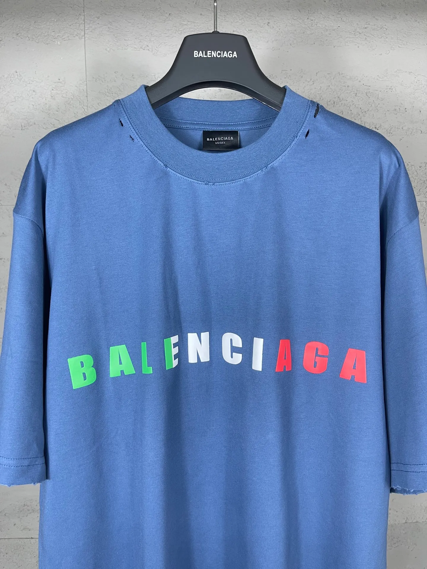 🅿️190 Detail Picture [Top version. Official website quality] BALENCI*GA/Paris. 25ss latest model. Paris English color LOGO foam printed washed and distressed short-sleeved T-shirt. Brick cabinet synchronization. The fabric is made of Paris ZP custom-woven and dyed 100% cotton double yarn compact cotton. The weight is 260 grams, the cloth surface is clean. The cloth pattern is clear, soft and comfortable, and the thread is dyed with no color difference. The classic pattern is foam printed using environmentally friendly imported materials, with clear letters and a strong three-dimensional feel. Restored brick cabinet. The garments were washed and aged, and polished by many hands. Produced by ultra-heavy craftsmanship, the market currency is very different, welcome to compare. The version adopts OS loose shoulder design. The same style for men and women. Code: BL253686 Color: black, floral gray, fog blue Size: XS S M L