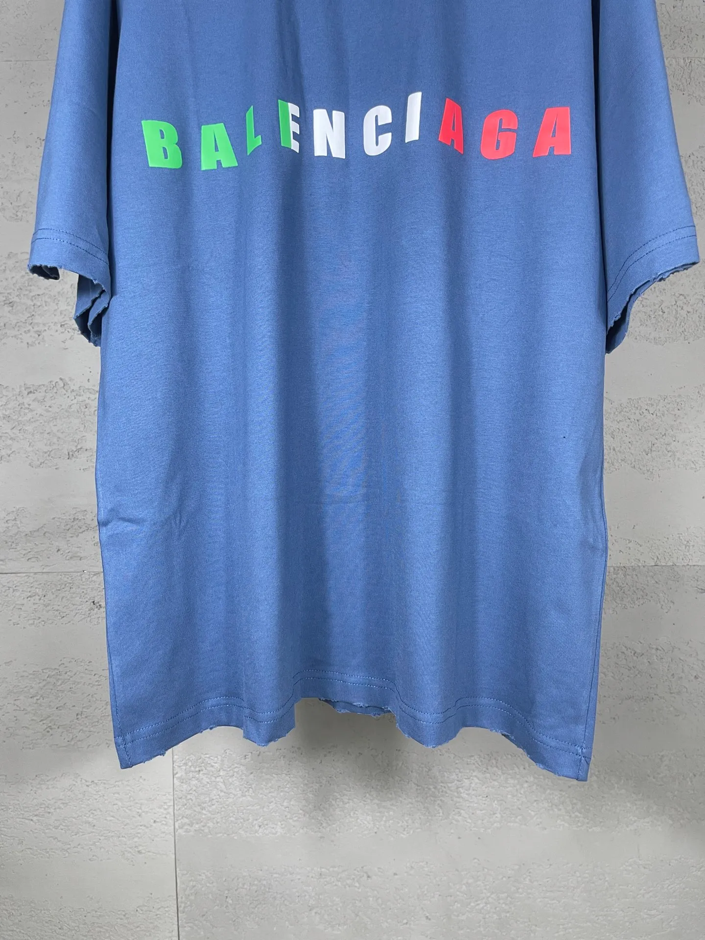 🅿️190 Detail Picture [Top version. Official website quality] BALENCI*GA/Paris. 25ss latest model. Paris English color LOGO foam printed washed and distressed short-sleeved T-shirt. Brick cabinet synchronization. The fabric is made of Paris ZP custom-woven and dyed 100% cotton double yarn compact cotton. The weight is 260 grams, the cloth surface is clean. The cloth pattern is clear, soft and comfortable, and the thread is dyed with no color difference. The classic pattern is foam printed using environmentally friendly imported materials, with clear letters and a strong three-dimensional feel. Restored brick cabinet. The garments were washed and aged, and polished by many hands. Produced by ultra-heavy craftsmanship, the market currency is very different, welcome to compare. The version adopts OS loose shoulder design. The same style for men and women. Code: BL253686 Color: black, floral gray, fog blue Size: XS S M L