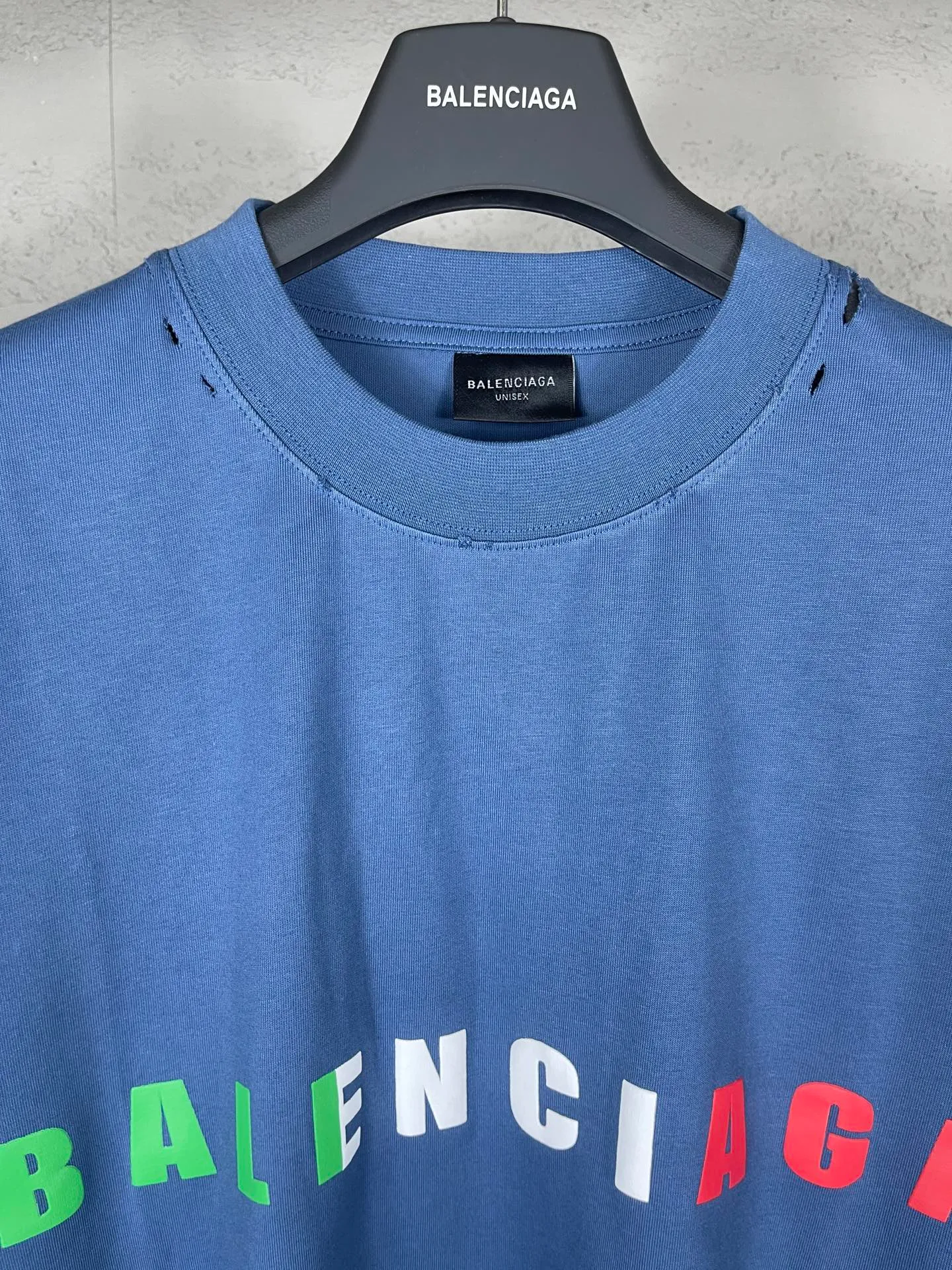 🅿️190 Detail Picture [Top version. Official website quality] BALENCI*GA/Paris. 25ss latest model. Paris English color LOGO foam printed washed and distressed short-sleeved T-shirt. Brick cabinet synchronization. The fabric is made of Paris ZP custom-woven and dyed 100% cotton double yarn compact cotton. The weight is 260 grams, the cloth surface is clean. The cloth pattern is clear, soft and comfortable, and the thread is dyed with no color difference. The classic pattern is foam printed using environmentally friendly imported materials, with clear letters and a strong three-dimensional feel. Restored brick cabinet. The garments were washed and aged, and polished by many hands. Produced by ultra-heavy craftsmanship, the market currency is very different, welcome to compare. The version adopts OS loose shoulder design. The same style for men and women. Code: BL253686 Color: black, floral gray, fog blue Size: XS S M L