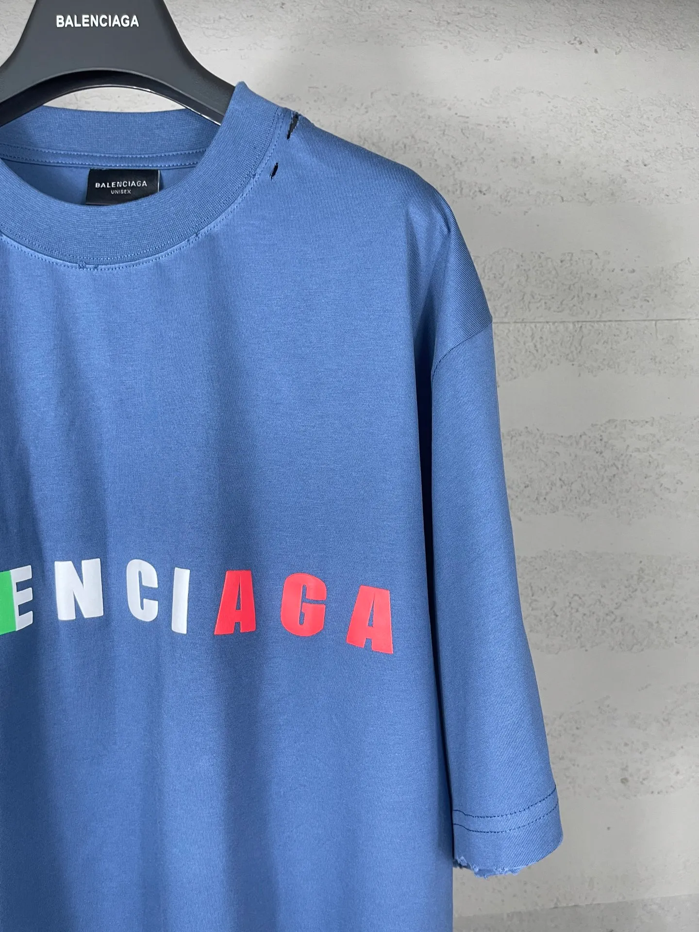 🅿️190 Detail Picture [Top version. Official website quality] BALENCI*GA/Paris. 25ss latest model. Paris English color LOGO foam printed washed and distressed short-sleeved T-shirt. Brick cabinet synchronization. The fabric is made of Paris ZP custom-woven and dyed 100% cotton double yarn compact cotton. The weight is 260 grams, the cloth surface is clean. The cloth pattern is clear, soft and comfortable, and the thread is dyed with no color difference. The classic pattern is foam printed using environmentally friendly imported materials, with clear letters and a strong three-dimensional feel. Restored brick cabinet. The garments were washed and aged, and polished by many hands. Produced by ultra-heavy craftsmanship, the market currency is very different, welcome to compare. The version adopts OS loose shoulder design. The same style for men and women. Code: BL253686 Color: black, floral gray, fog blue Size: XS S M L
