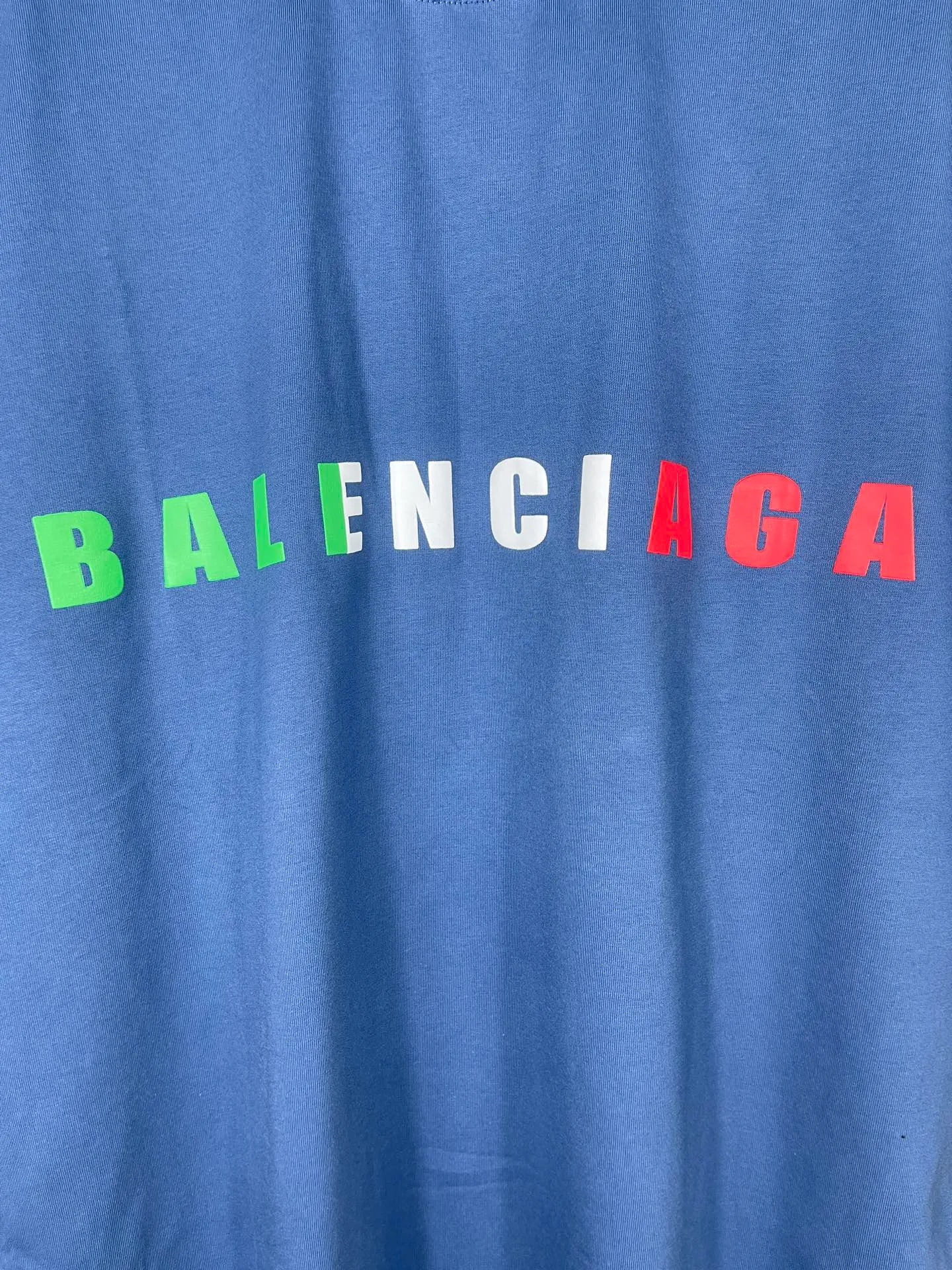 🅿️190 Detail Picture [Top version. Official website quality] BALENCI*GA/Paris. 25ss latest model. Paris English color LOGO foam printed washed and distressed short-sleeved T-shirt. Brick cabinet synchronization. The fabric is made of Paris ZP custom-woven and dyed 100% cotton double yarn compact cotton. The weight is 260 grams, the cloth surface is clean. The cloth pattern is clear, soft and comfortable, and the thread is dyed with no color difference. The classic pattern is foam printed using environmentally friendly imported materials, with clear letters and a strong three-dimensional feel. Restored brick cabinet. The garments were washed and aged, and polished by many hands. Produced by ultra-heavy craftsmanship, the market currency is very different, welcome to compare. The version adopts OS loose shoulder design. The same style for men and women. Code: BL253686 Color: black, floral gray, fog blue Size: XS S M L