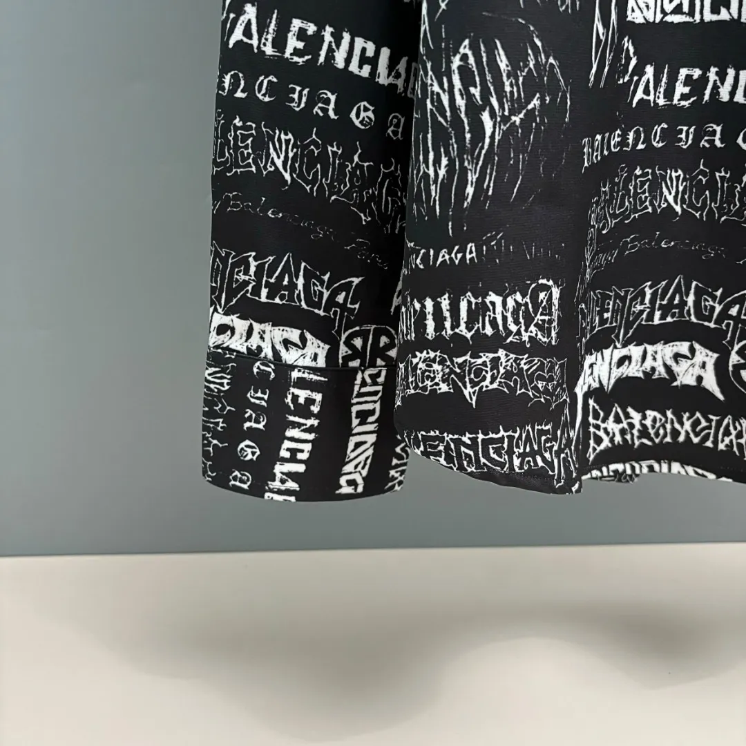 🅿️220 BALENCIAGA/Balenciaga early autumn woven printed shirt uses customized high-quality woven printed fabric. The fabric is very wide and not easy to deform. It is skin-friendly and breathable. The interwoven structure makes the fabric stretch-resistant and tear-resistant. It has outstanding wear resistance. It has a loose version. The upper body is three-dimensional. The lines are smooth and natural. From the shoulder line to the waistline to the hem, the line transition is smooth. There are no unnecessary folds or accumulation. The whole body is neat and stretched. The full-print pattern has clear edges and clean edges. The layers are clear and natural. The color is bright and does not fade or bleed. Size: S M L XL