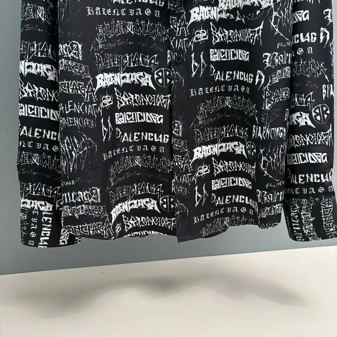 🅿️220 BALENCIAGA/Balenciaga early autumn woven printed shirt uses customized high-quality woven printed fabric. The fabric is very wide and not easy to deform. It is skin-friendly and breathable. The interwoven structure makes the fabric stretch-resistant and tear-resistant. It has outstanding wear resistance. It has a loose version. The upper body is three-dimensional. The lines are smooth and natural. From the shoulder line to the waistline to the hem, the line transition is smooth. There are no unnecessary folds or accumulation. The whole body is neat and stretched. The full-print pattern has clear edges and clean edges. The layers are clear and natural. The color is bright and does not fade or bleed. Size: S M L XL
