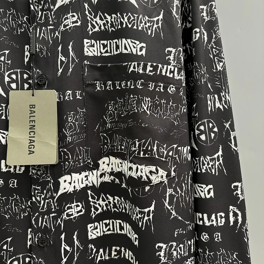 🅿️220 BALENCIAGA/Balenciaga early autumn woven printed shirt uses customized high-quality woven printed fabric. The fabric is very wide and not easy to deform. It is skin-friendly and breathable. The interwoven structure makes the fabric stretch-resistant and tear-resistant. It has outstanding wear resistance. It has a loose version. The upper body is three-dimensional. The lines are smooth and natural. From the shoulder line to the waistline to the hem, the line transition is smooth. There are no unnecessary folds or accumulation. The whole body is neat and stretched. The full-print pattern has clear edges and clean edges. The layers are clear and natural. The color is bright and does not fade or bleed. Size: S M L XL