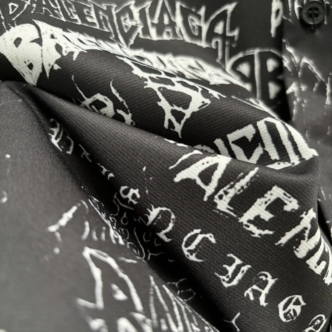 🅿️220 BALENCIAGA/Balenciaga early autumn woven printed shirt uses customized high-quality woven printed fabric. The fabric is very wide and not easy to deform. It is skin-friendly and breathable. The interwoven structure makes the fabric stretch-resistant and tear-resistant. It has outstanding wear resistance. It has a loose version. The upper body is three-dimensional. The lines are smooth and natural. From the shoulder line to the waistline to the hem, the line transition is smooth. There are no unnecessary folds or accumulation. The whole body is neat and stretched. The full-print pattern has clear edges and clean edges. The layers are clear and natural. The color is bright and does not fade or bleed. Size: S M L XL
